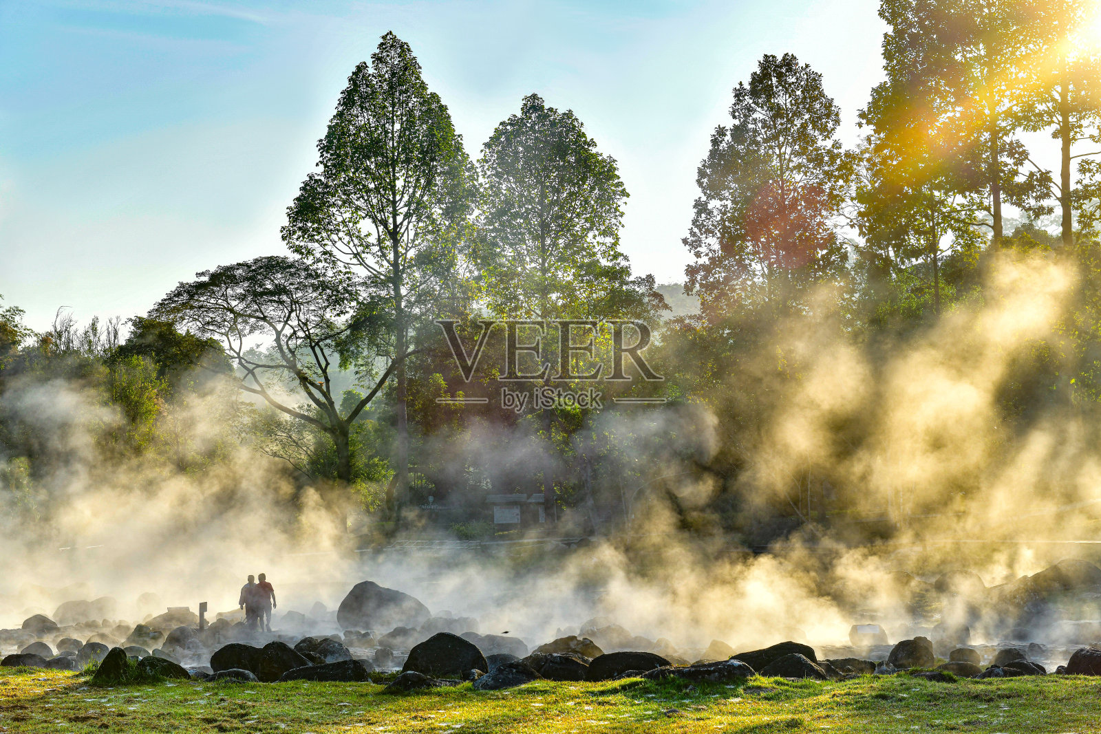 泰国兰帕干省查耶松国家公园的天然温泉。照片摄影图片