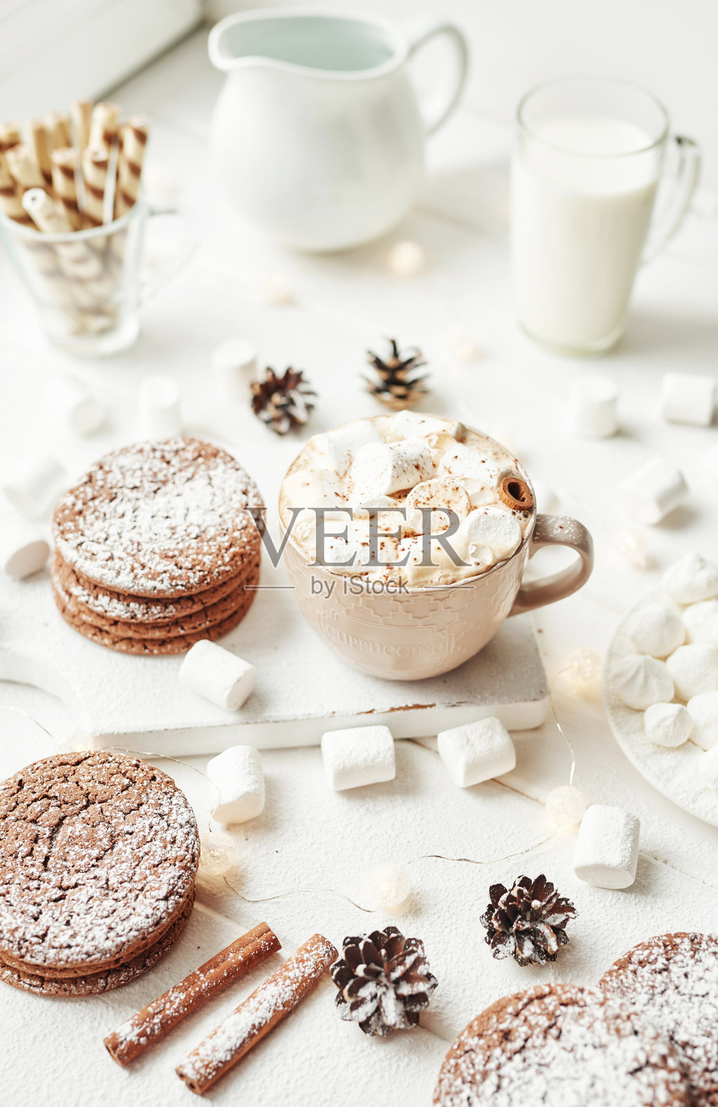 圣诞蛋糕和甜点摆放在桌子上。背景是带灯光的圣诞装饰。新年快乐！圣诞贺卡。冬季卡片模板。圣诞概念。节日横幅。圣诞节盛宴。照片摄影图片