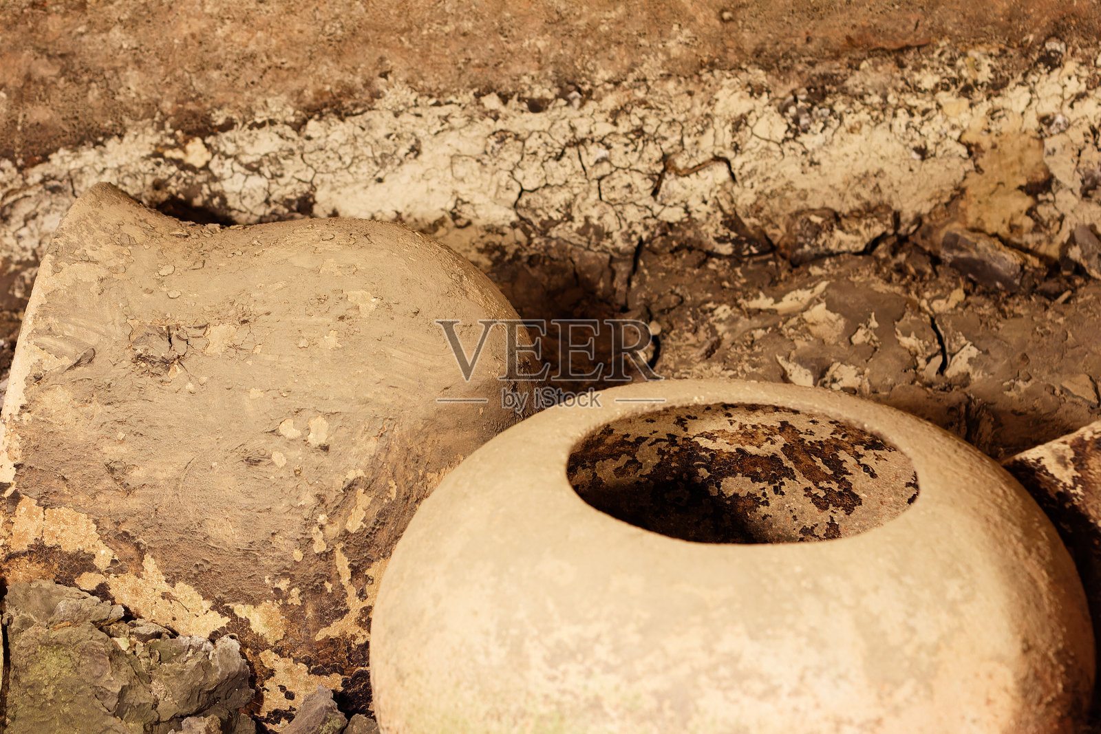 埋藏在坟墓中的陶器。哥伦比亚考卡省蒂埃拉登特罗国家考古公园，因萨，因萨。照片摄影图片