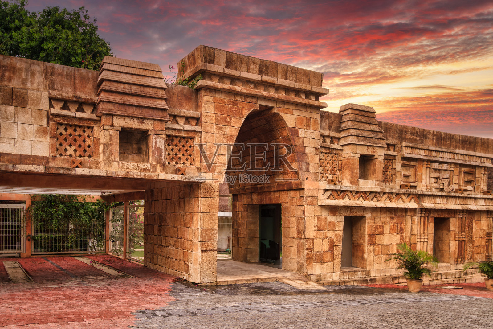 美丽的玛雅石建筑在墨西哥卡门海滩的日落时分照片摄影图片