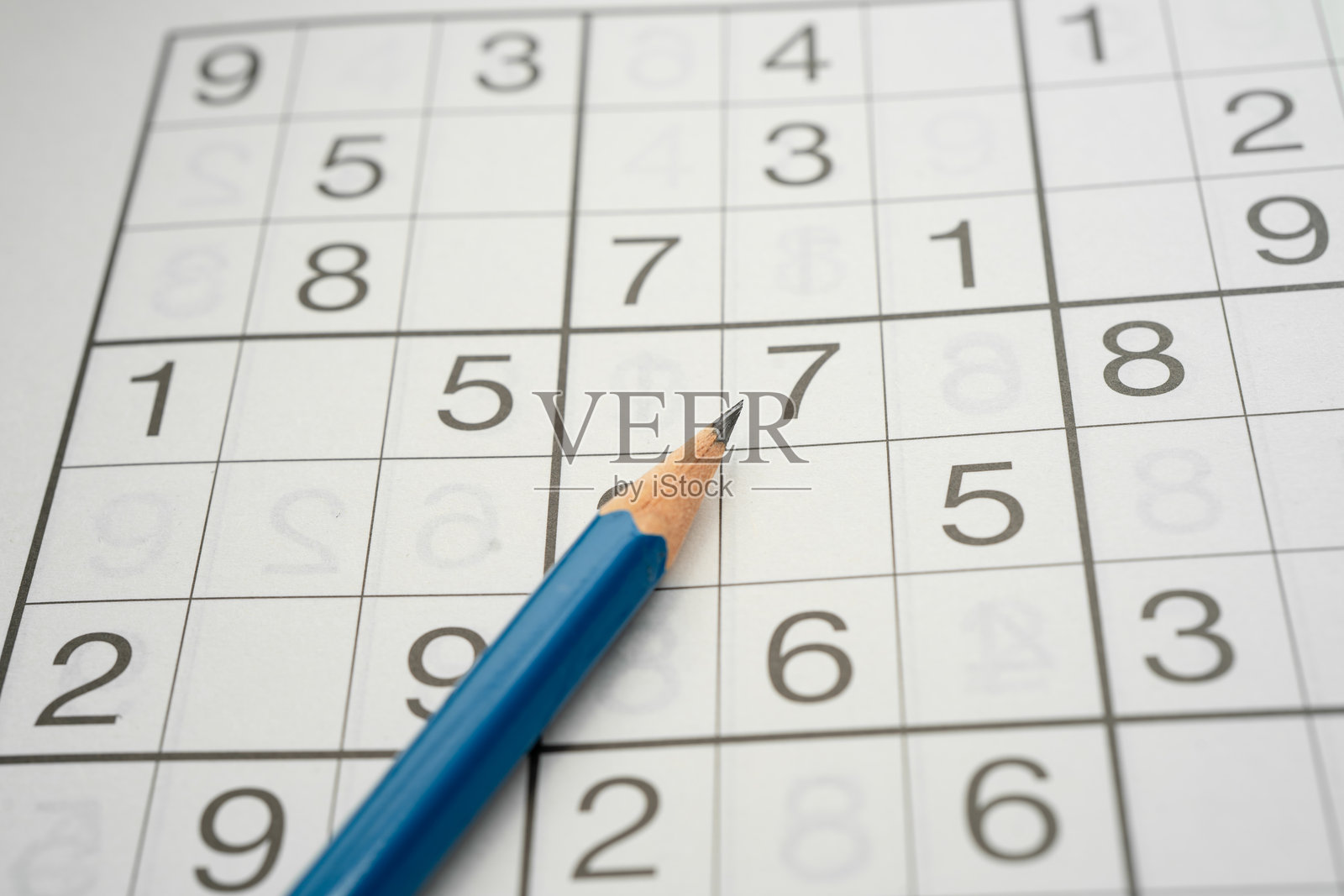 数独谜题，帮助老年患者保持大脑年轻以预防阿尔茨海默病的游戏。照片摄影图片