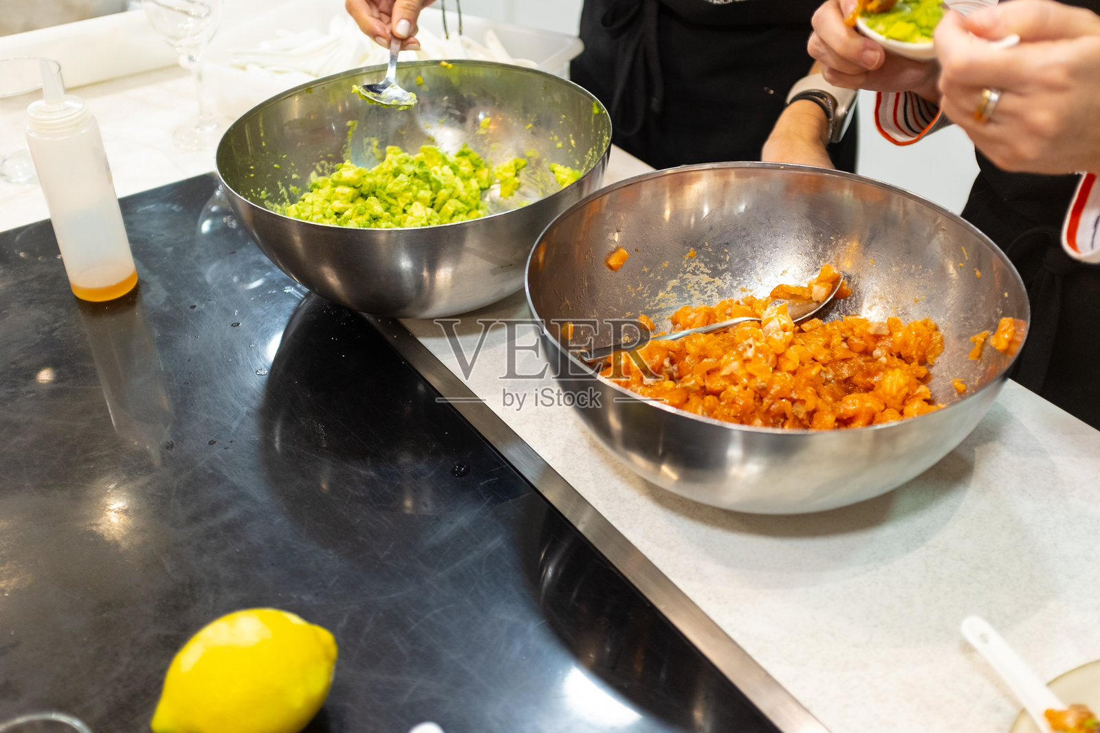 餐厅厨房里的两个碗，盛着牛油果和橙色的鲑鱼肉末照片摄影图片