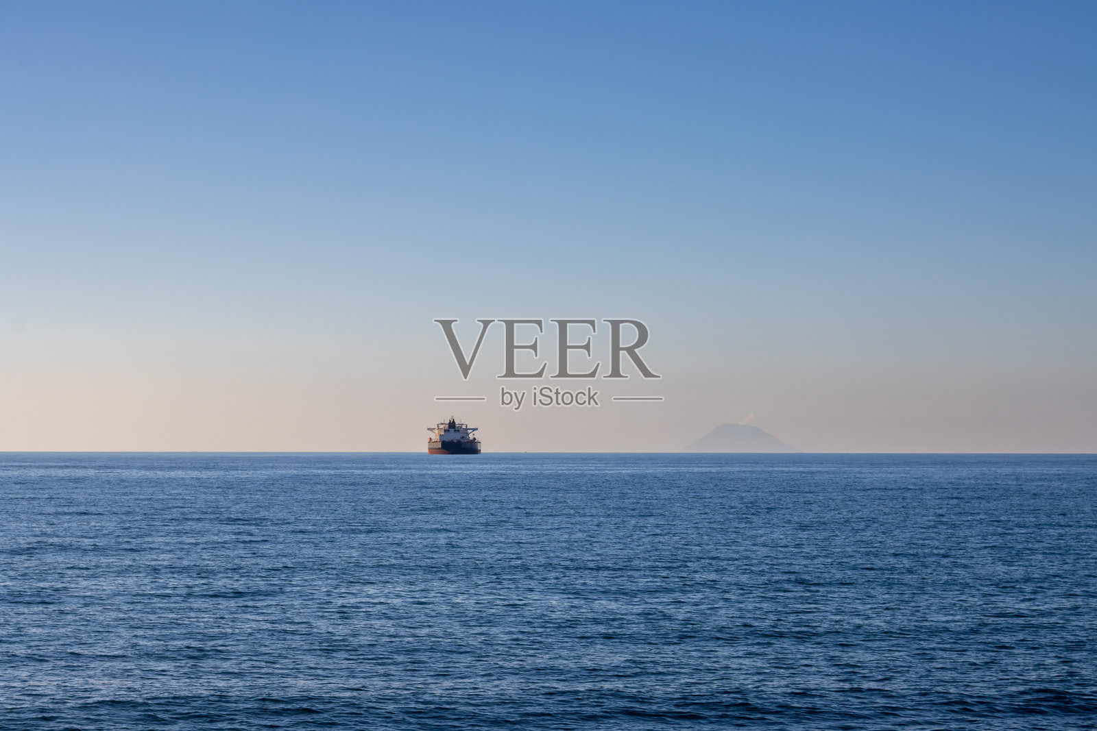 意大利西西里岛海上的大船照片摄影图片