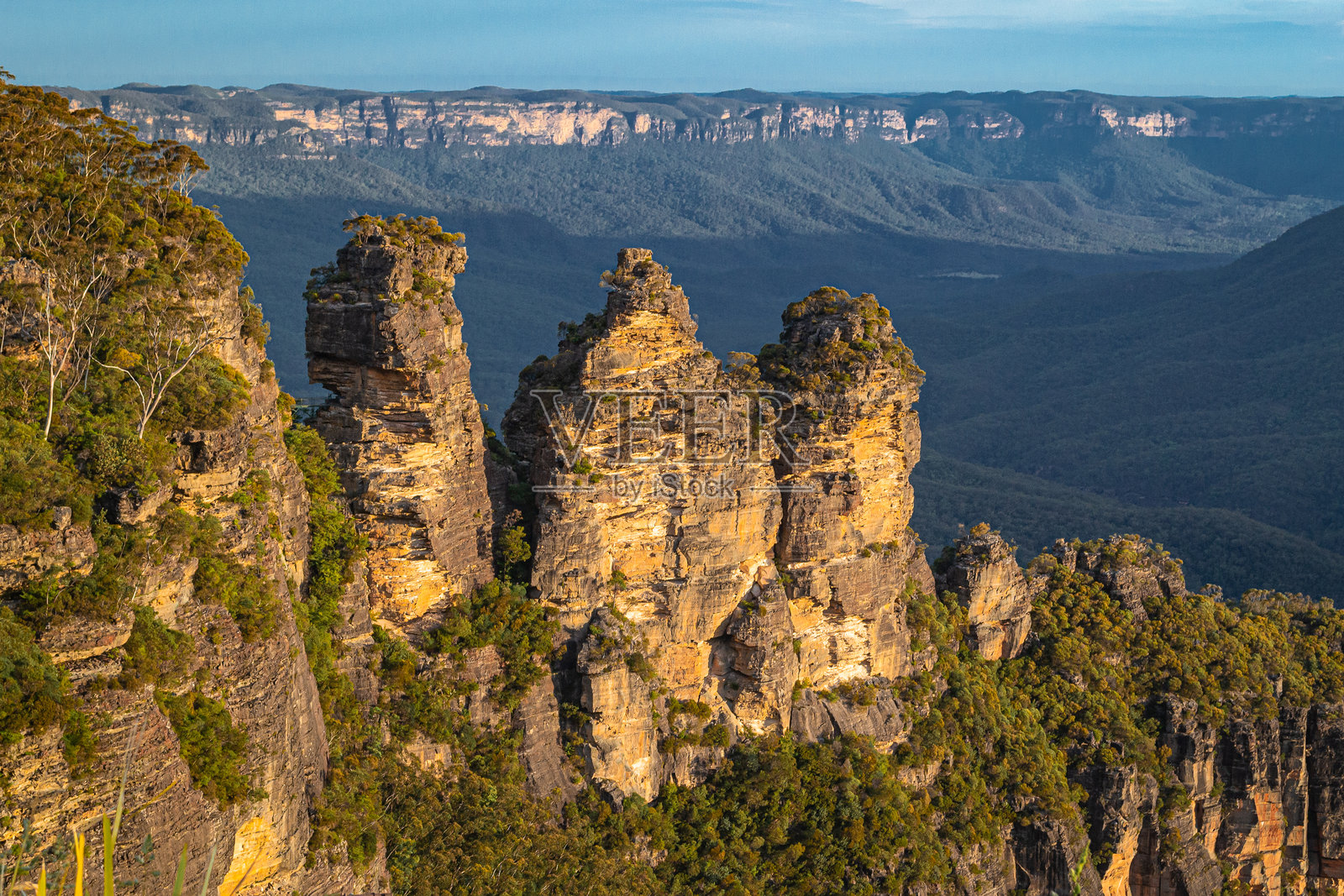 蓝山日落时的三姐妹岩石群照片摄影图片