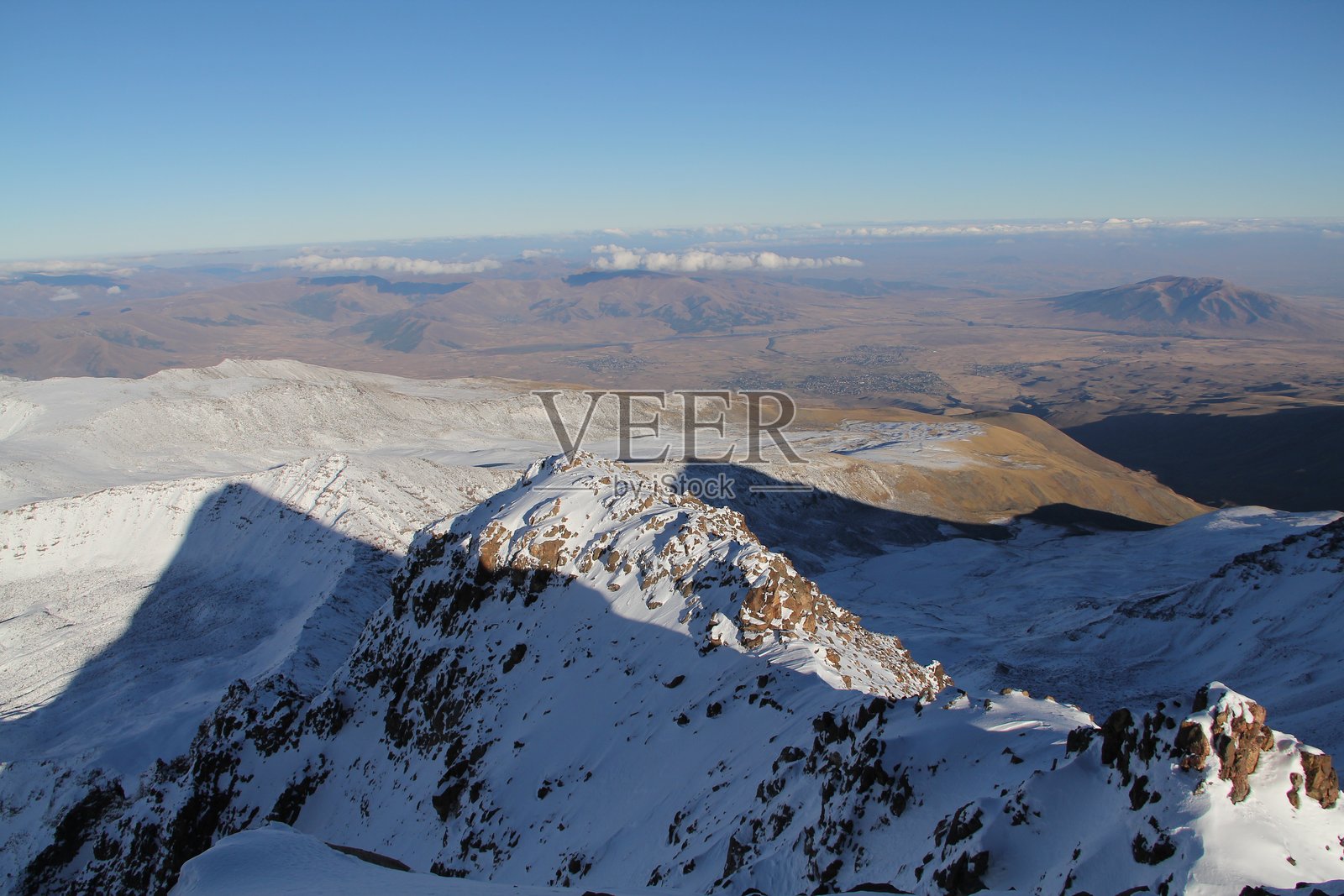 令人惊叹的雪山峰在阳光明媚的日子里，清澈的蓝天下显得格外壮丽照片摄影图片
