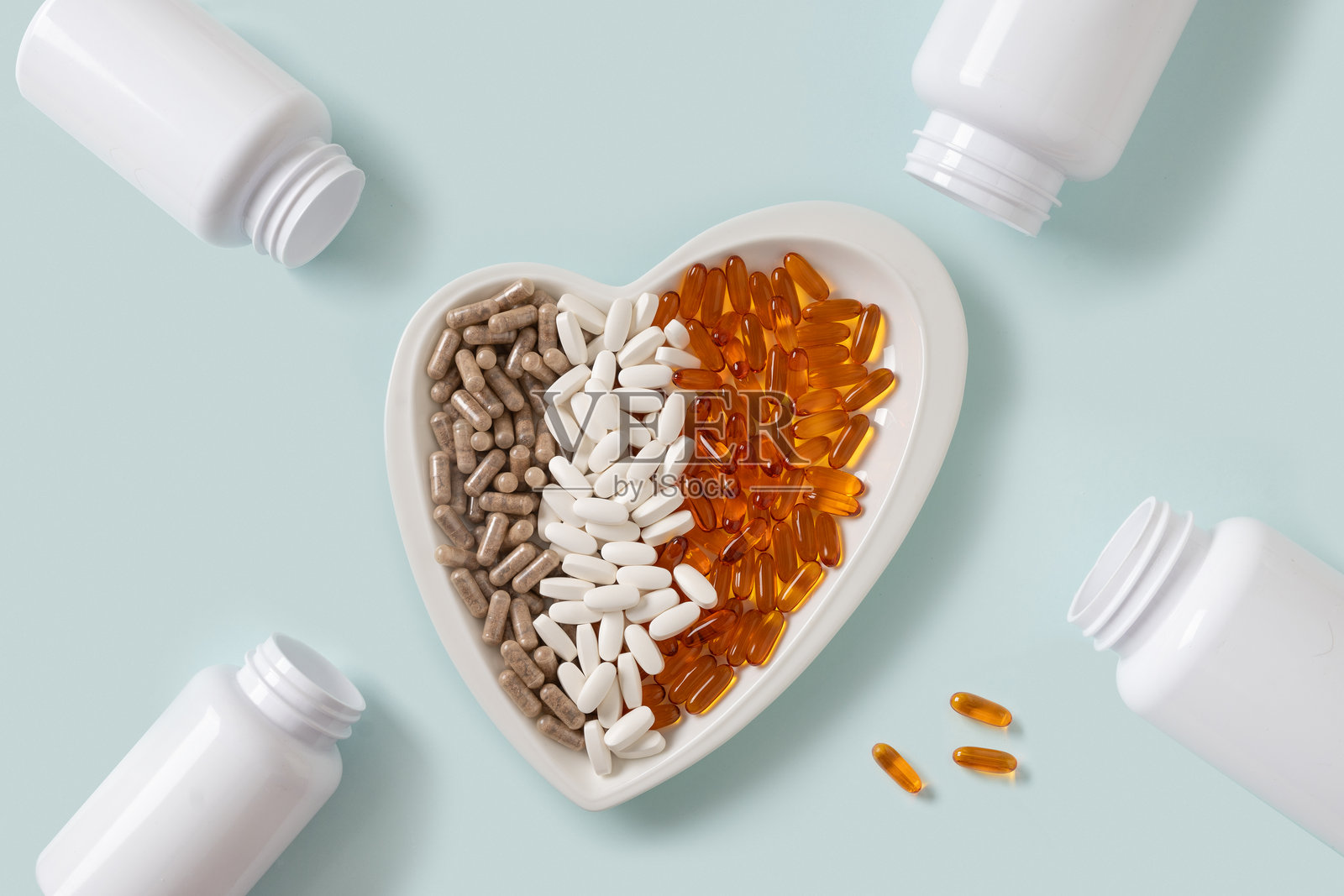 蓝色背景上的心形药用白色处方药片。爱情概念。照片摄影图片