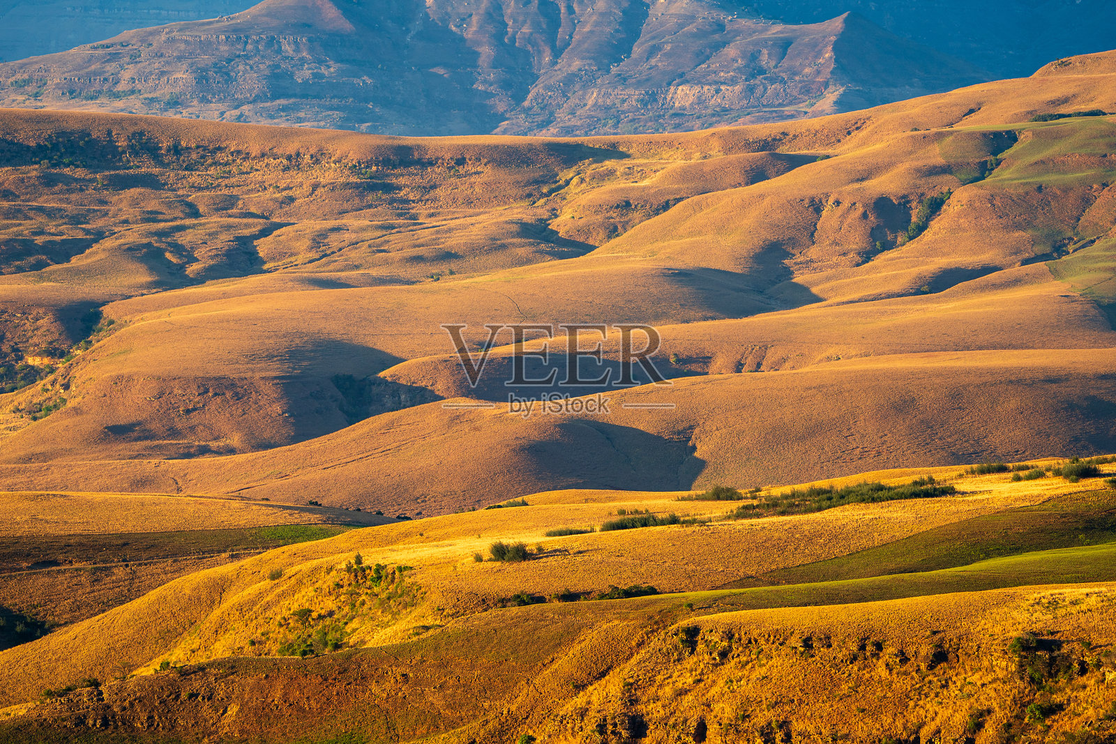 绿火德拉肯斯堡旅馆的日出照片摄影图片