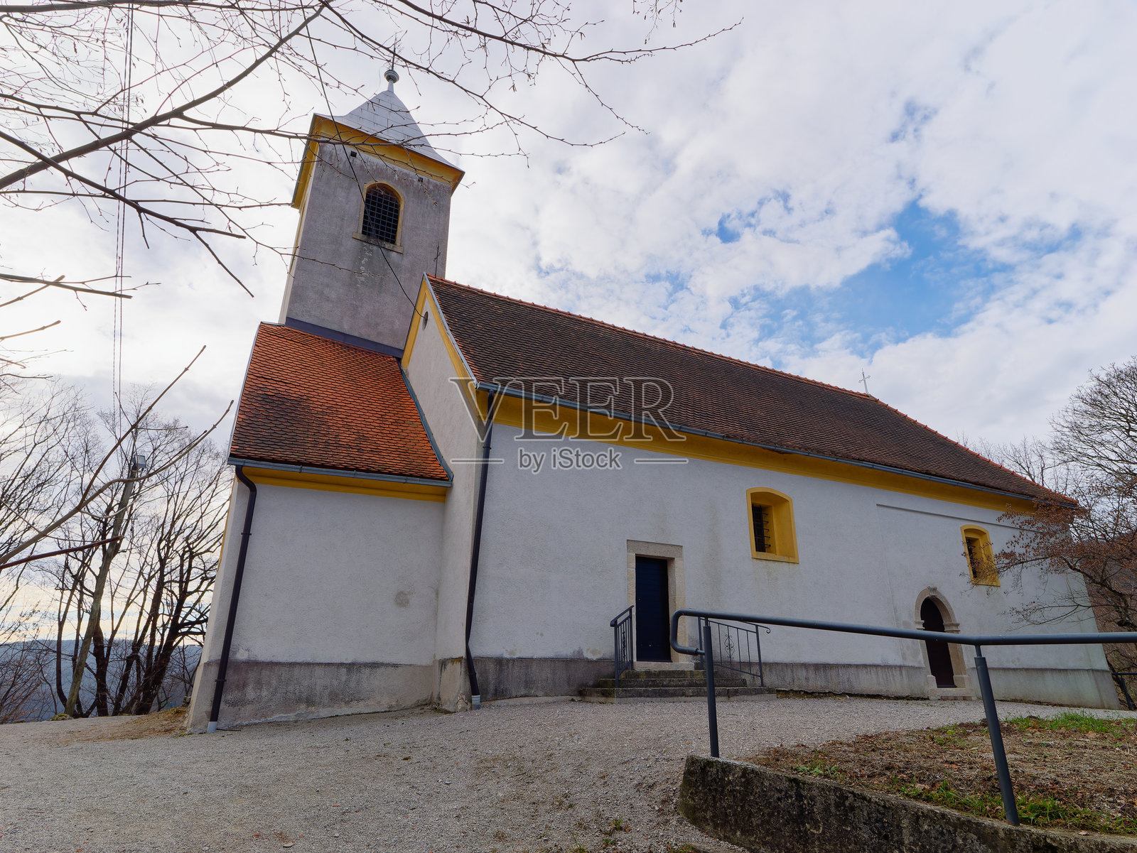 克罗地亚萨莫博尔镇上方的特佩克山脊上，圣乔治教堂（圣乔治）位于显著位置。照片摄影图片