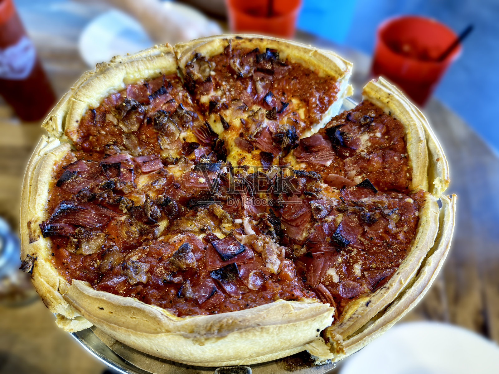 美味的深盘意大利香肠披萨照片摄影图片