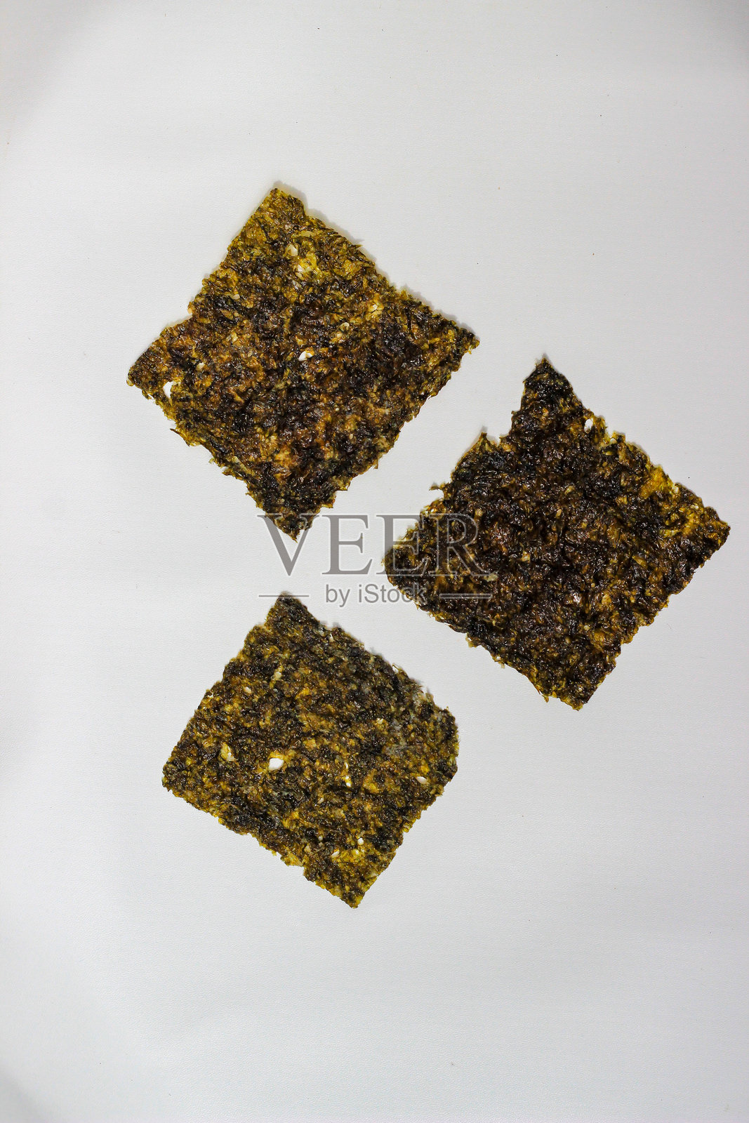 海苔、米饭和鸡蛋在白色背景上分离。海苔日本料理。干海藻片。照片摄影图片