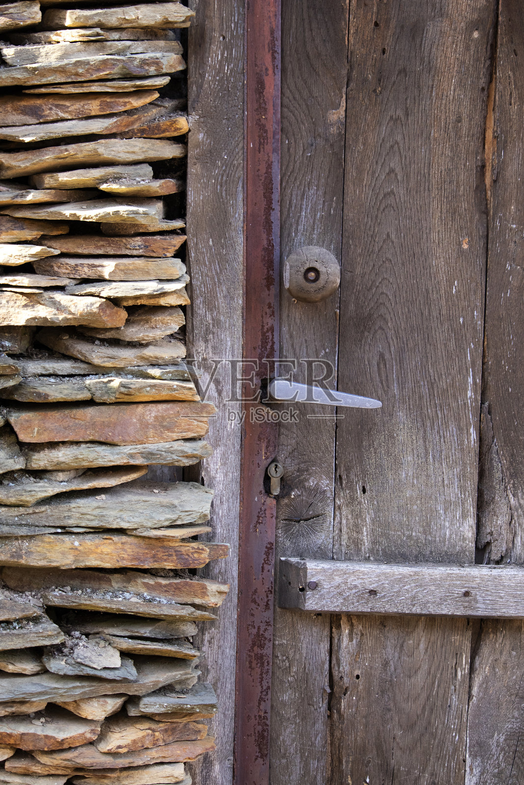 古老的木质复古大门，配有生锈的金属配件照片摄影图片