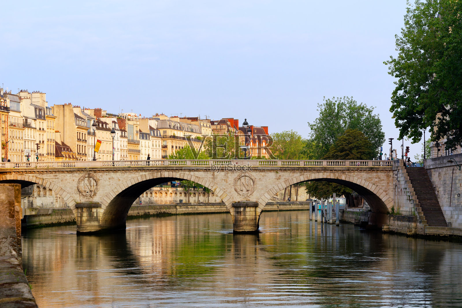 圣米歇尔桥和塞纳河岸照片摄影图片