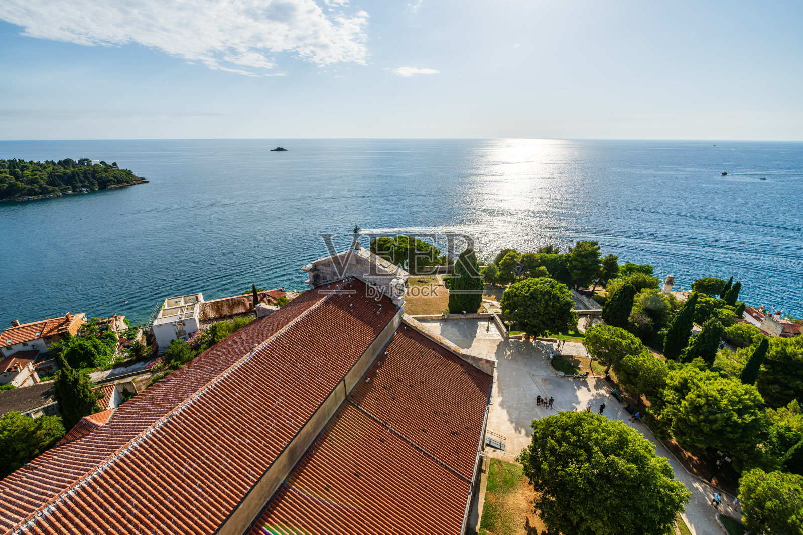 从克罗地亚伊斯特拉的圣尤菲米亚教堂观景点拍摄的罗维尼城市风光。照片摄影图片