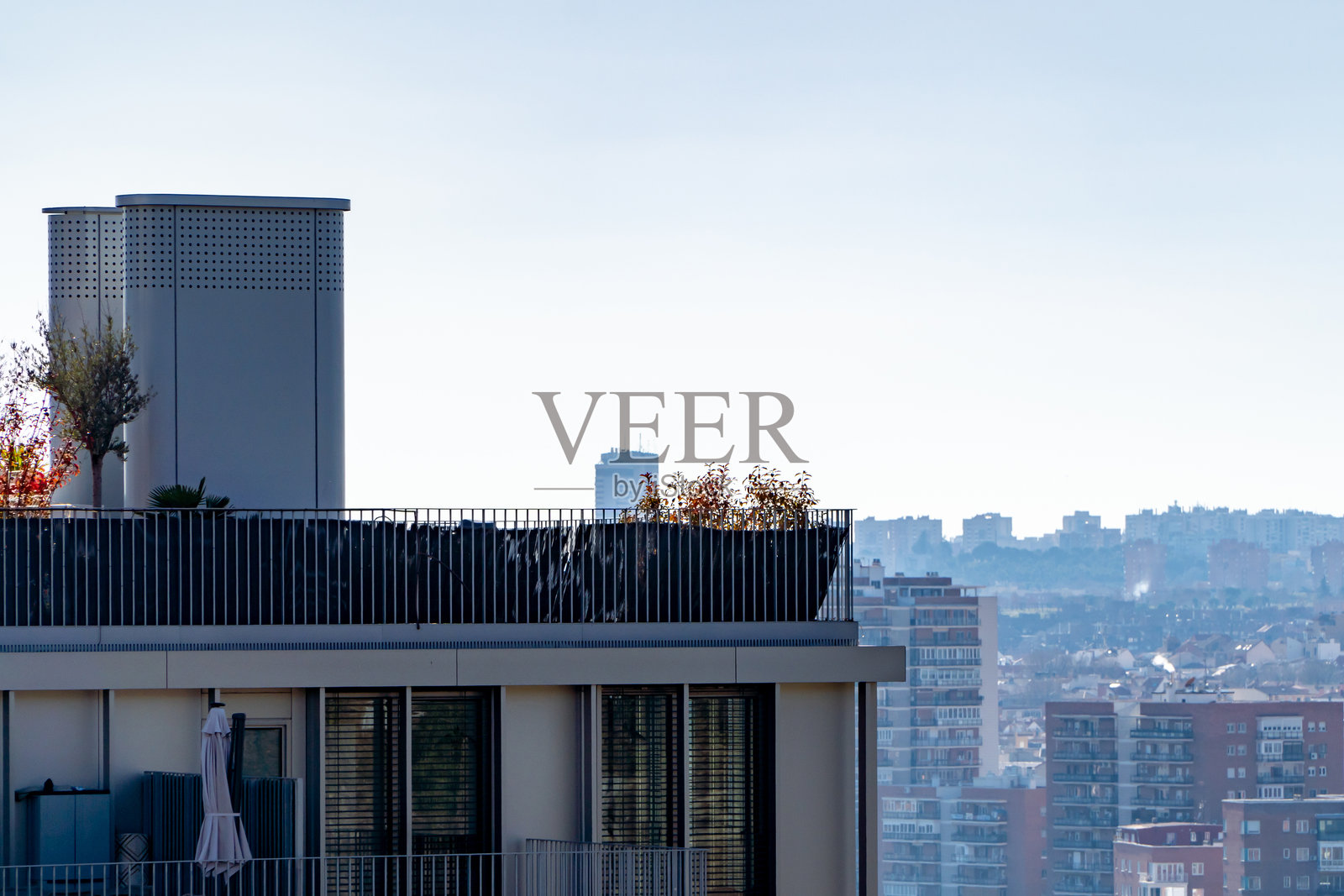 住宅公寓楼顶的可持续绿化照片摄影图片