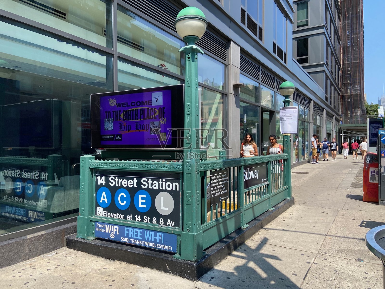 纽约市切尔西的14街地铁站入口照片摄影图片