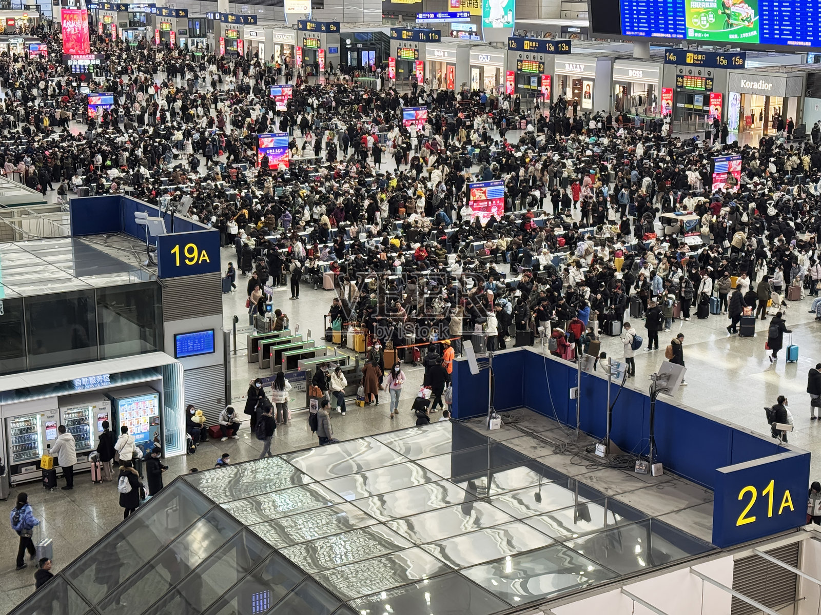 春运期间，上海虹桥火车站有很多人。照片摄影图片