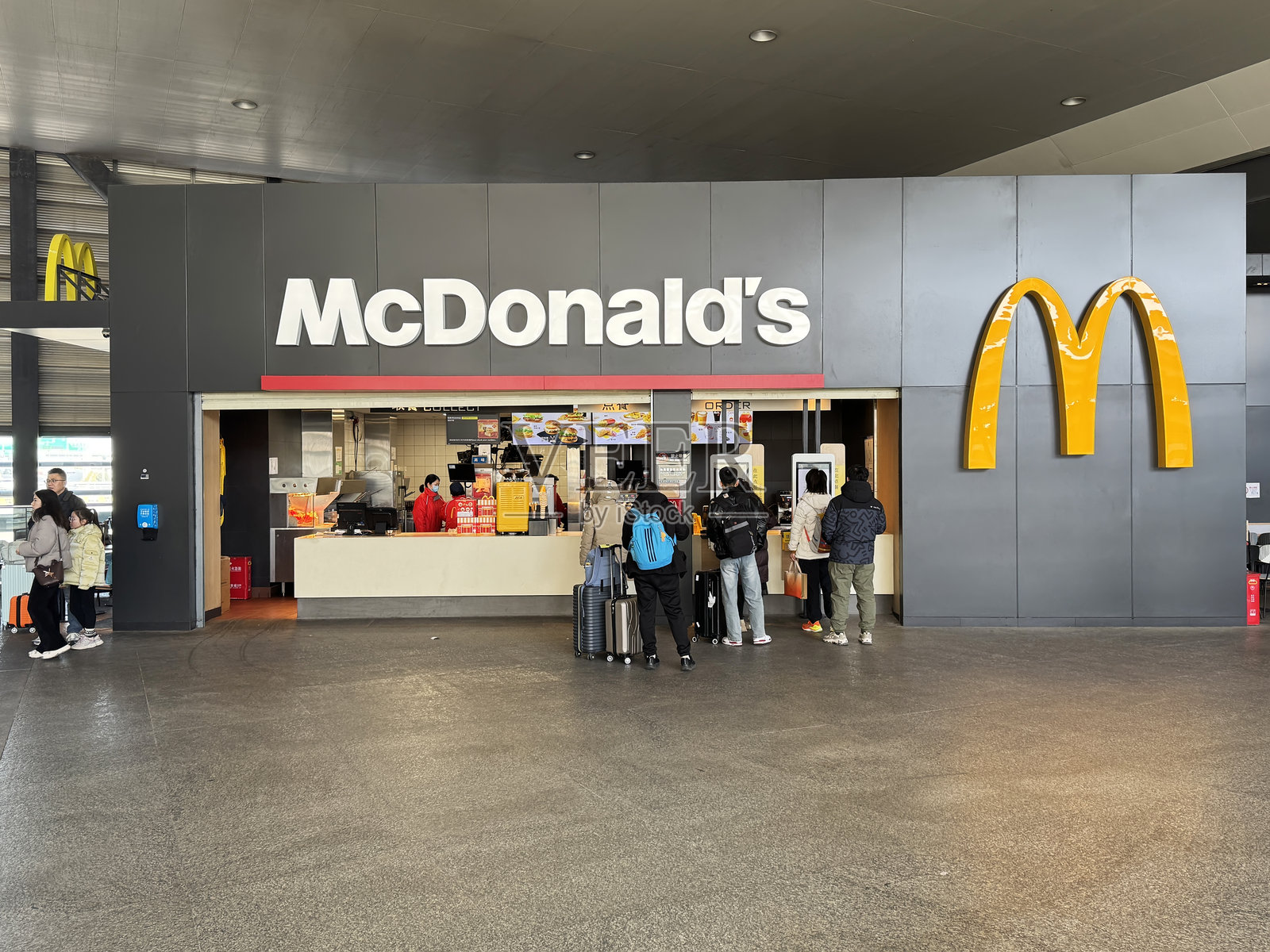 上海虹桥火车站的麦当劳餐厅照片摄影图片