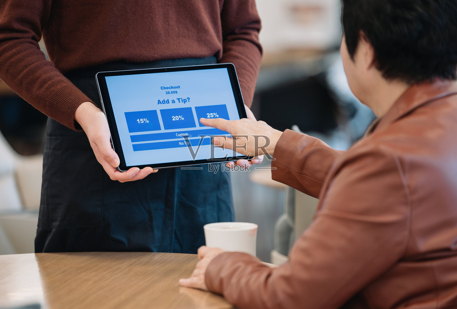 咖啡馆的消费小费，顾客用手触碰支付小费照片摄影图片