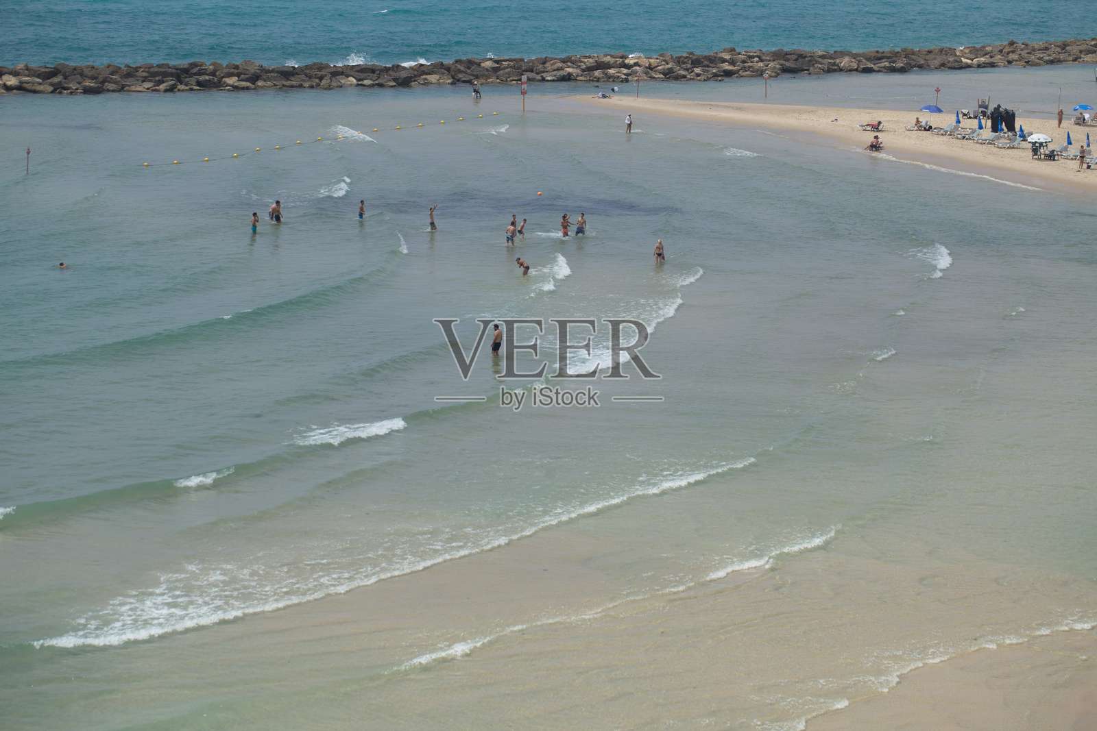 地中海海滩的俯视图。以色列,内坦亚,2018年5月照片摄影图片