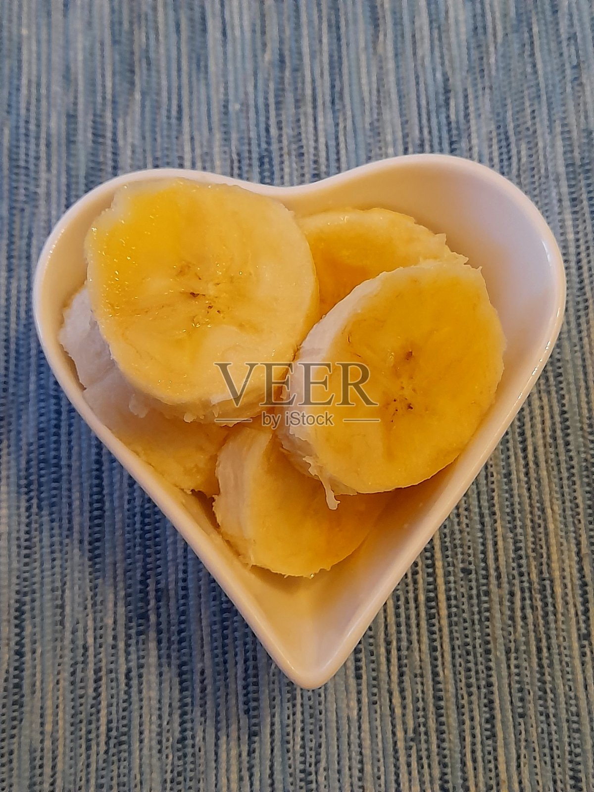 碗里的香蕉片照片摄影图片