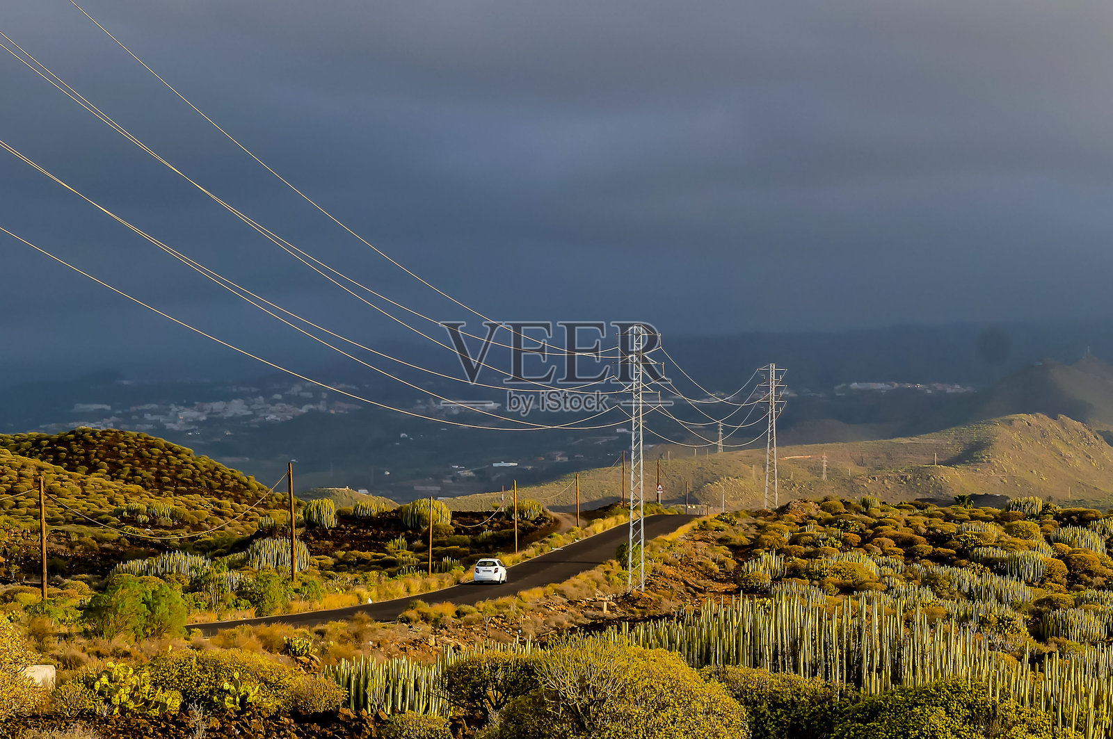 一辆车在沙漠中的道路上行驶照片摄影图片