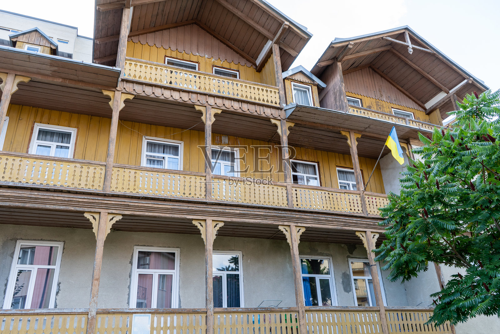 木屋的木质阳台。外立面照片摄影图片