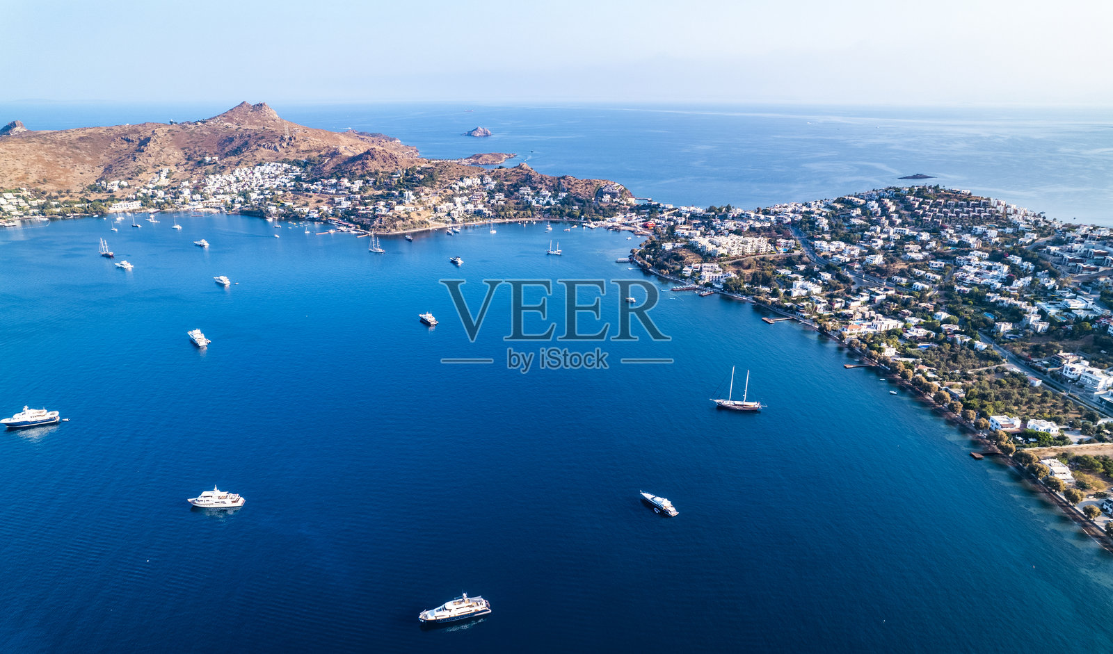 博德鲁姆的雅利卡瓦克湾，穆拉，土耳其。雅利卡瓦克码头和海滩的全景。照片摄影图片