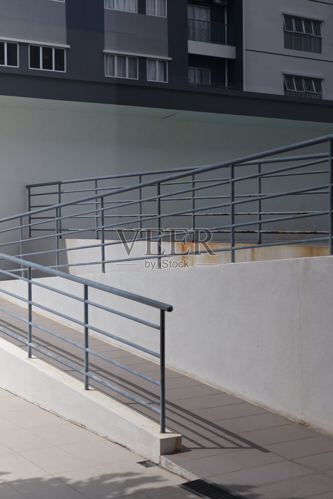 现代建筑配有无障碍坡道。照片摄影图片