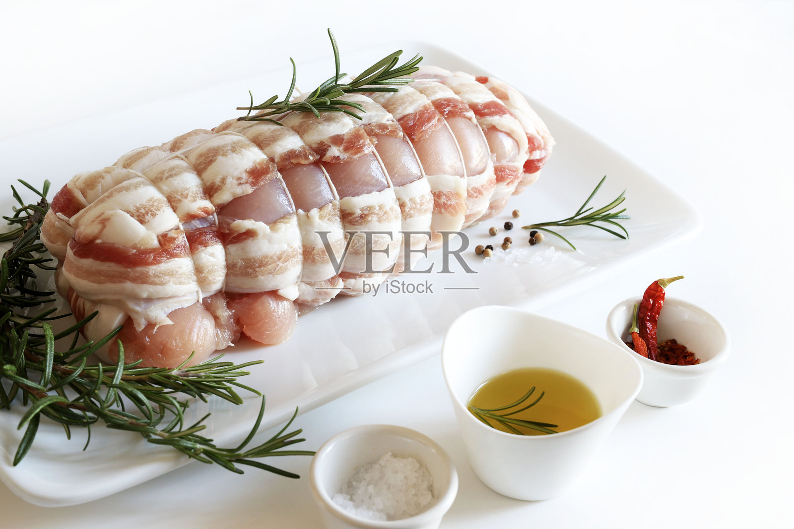 生肉卷用培根片包裹。照片摄影图片