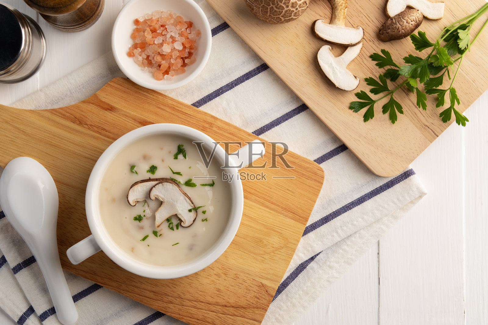 香菇奶油汤盛在陶瓷碗中。照片摄影图片