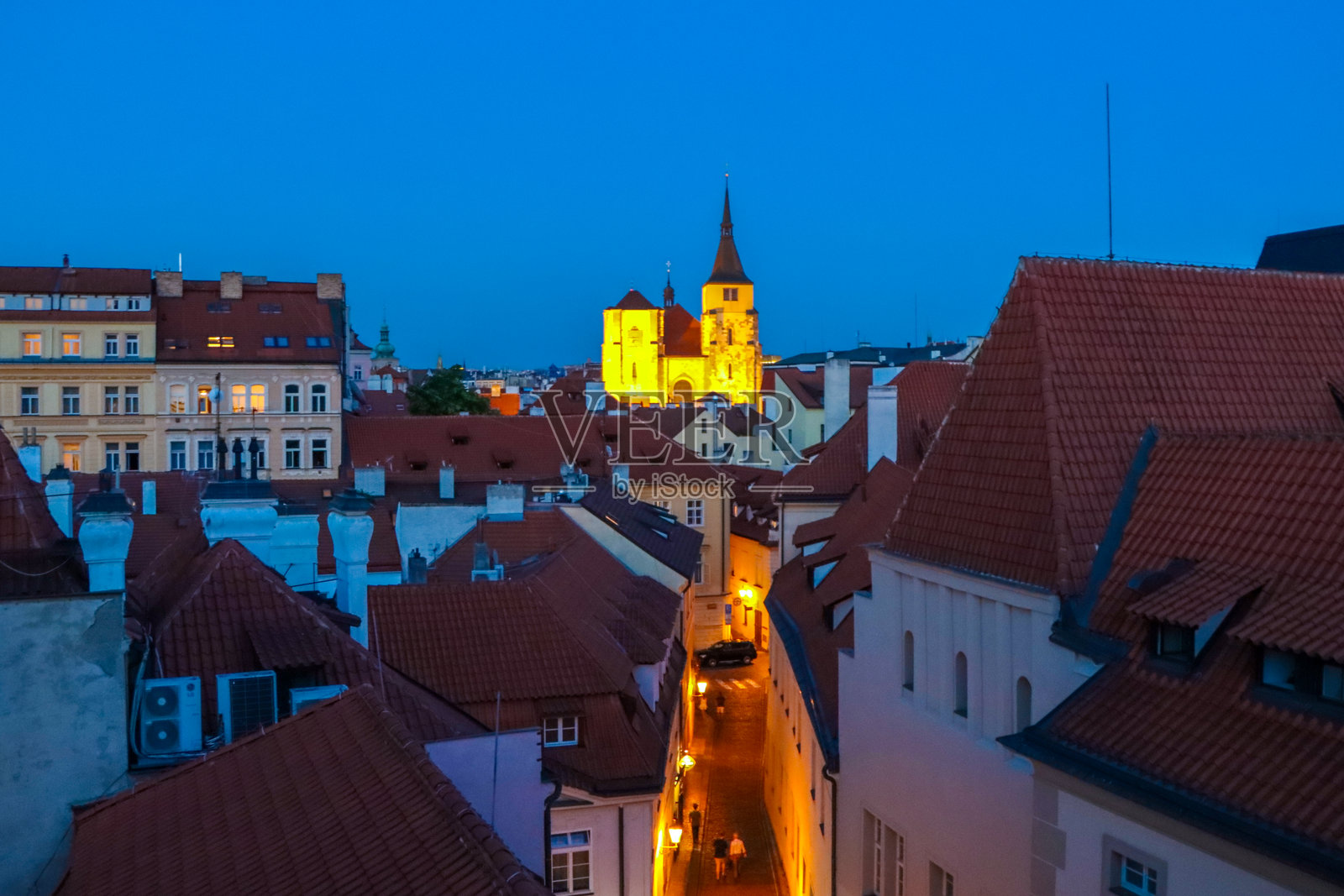 从高处俯瞰老布拉格的屋顶照片摄影图片