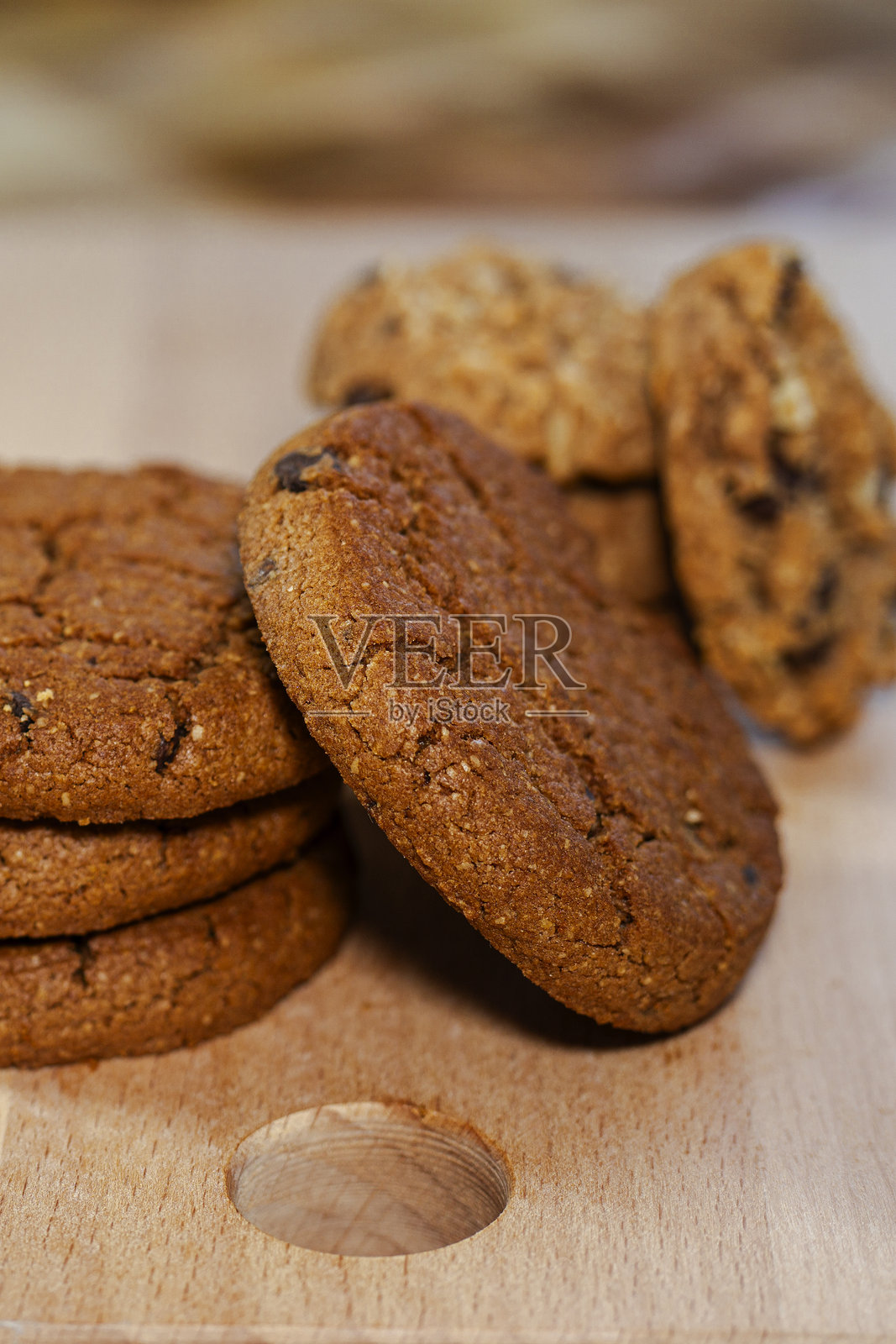 木桌上的巧克力曲奇饼干照片摄影图片