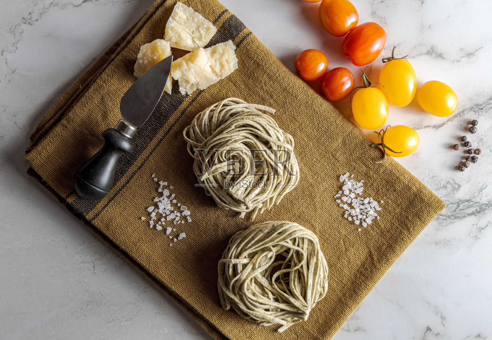 手工意大利面配荨麻、西红柿和帕尔马干酪照片摄影图片