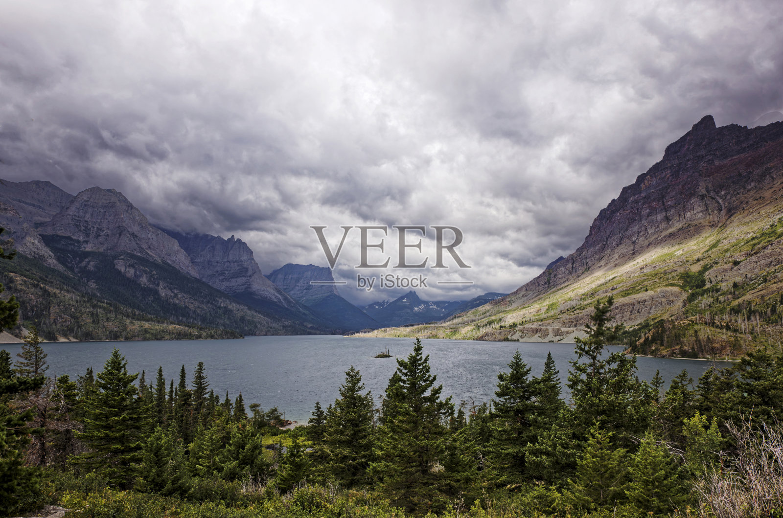 圣玛丽湖上的野鹅岛照片摄影图片