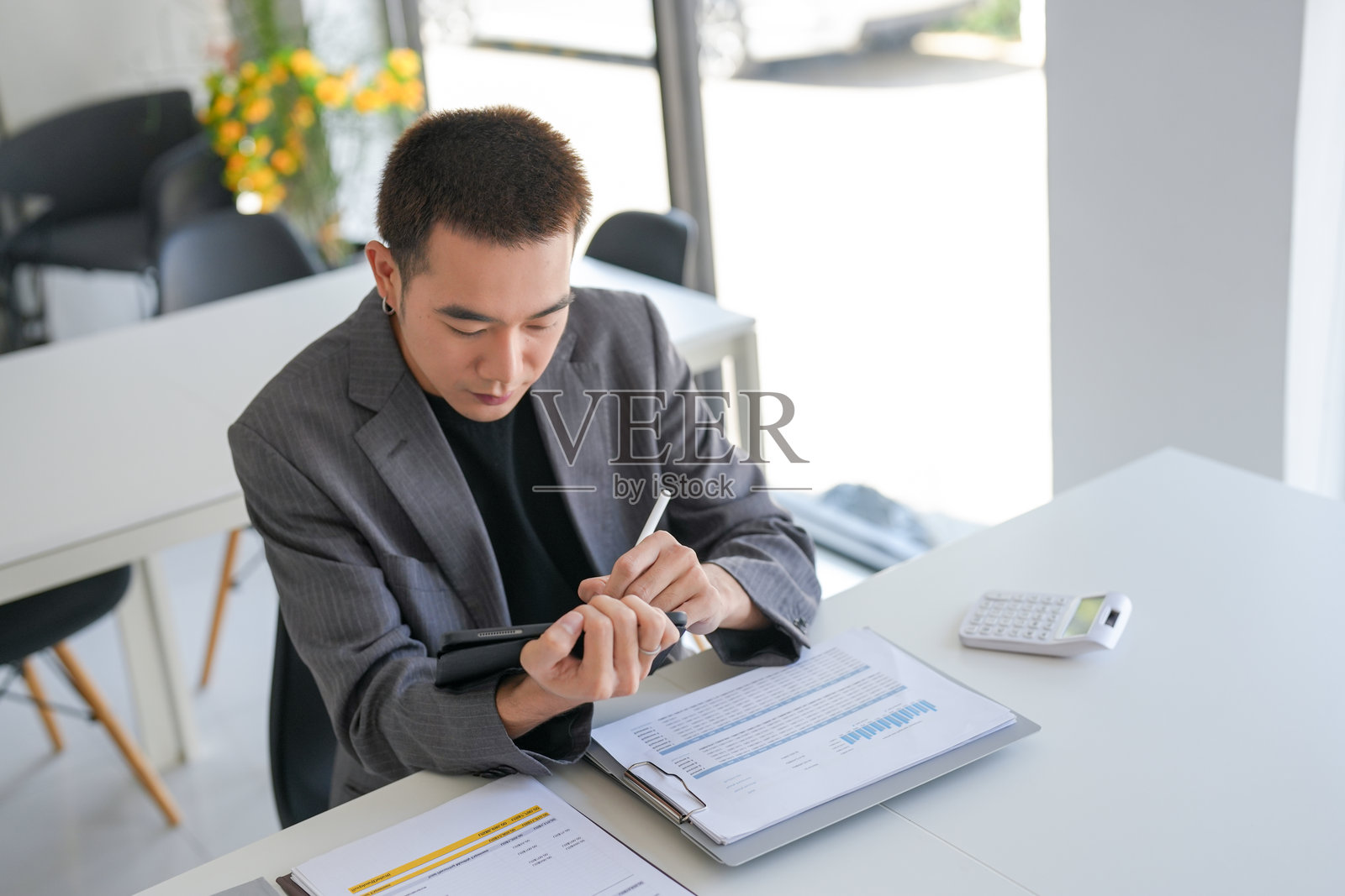 商人正在使用平板电脑进行在线数字营销技术的操作照片摄影图片