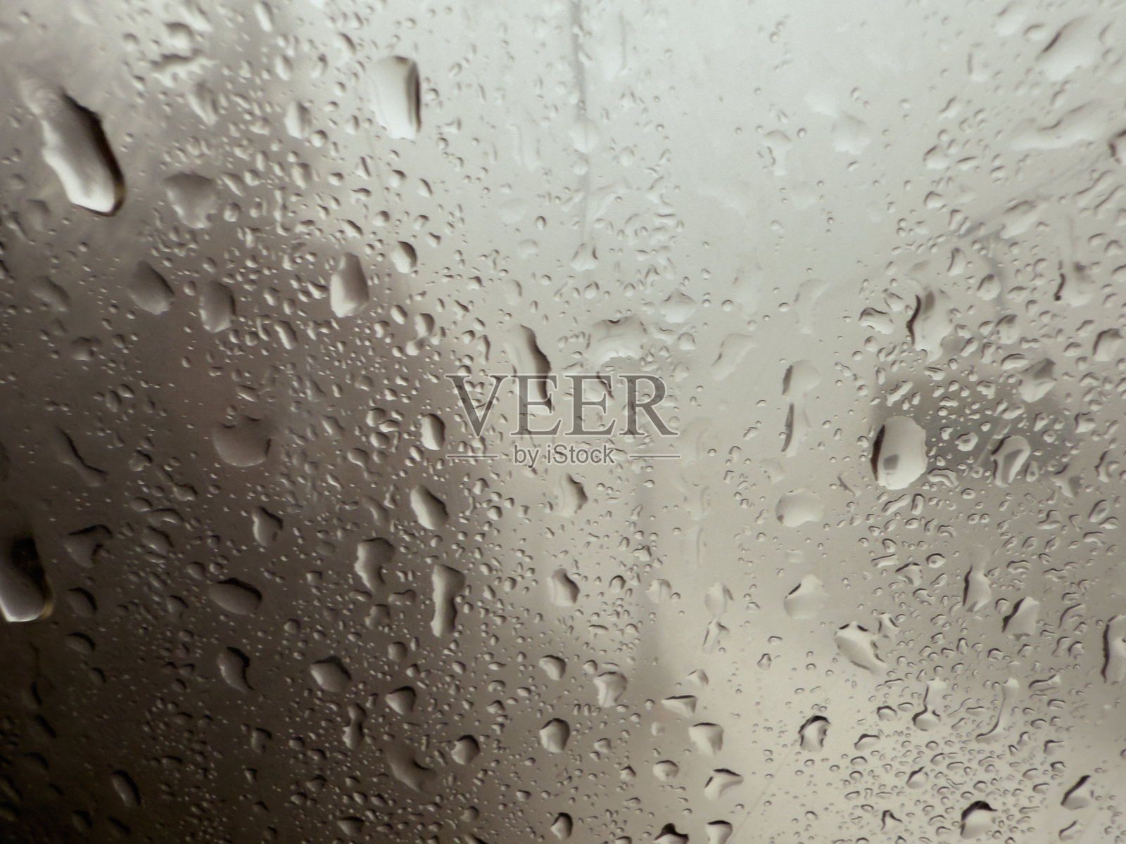 阴天窗户上的雨滴照片摄影图片