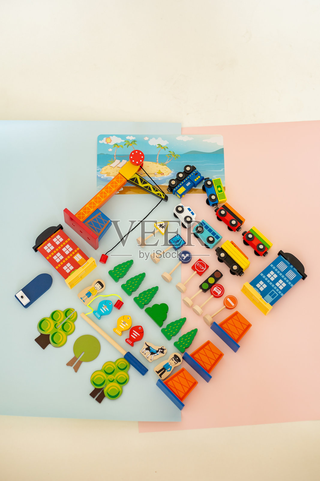 儿童房间里的木制火车玩具照片摄影图片