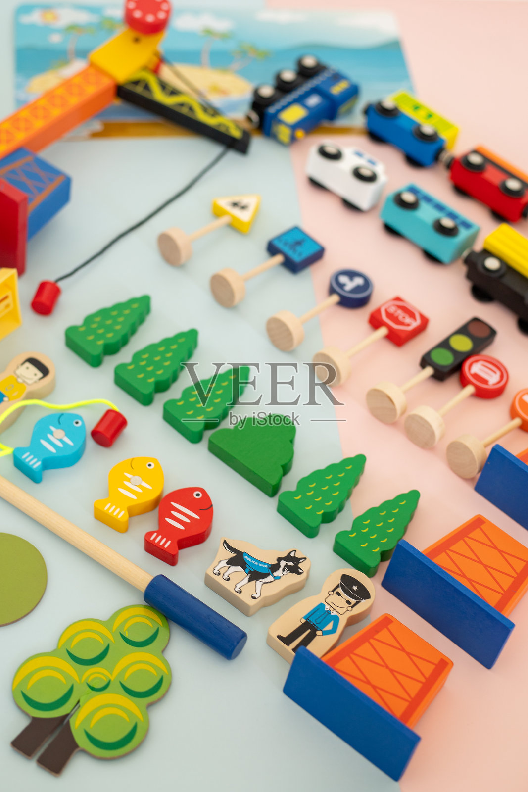 黄色和白色背景上的木制玩具火车。儿童玩具照片摄影图片