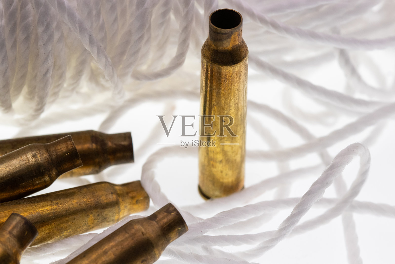 .223弹壳串与白色背景照片摄影图片