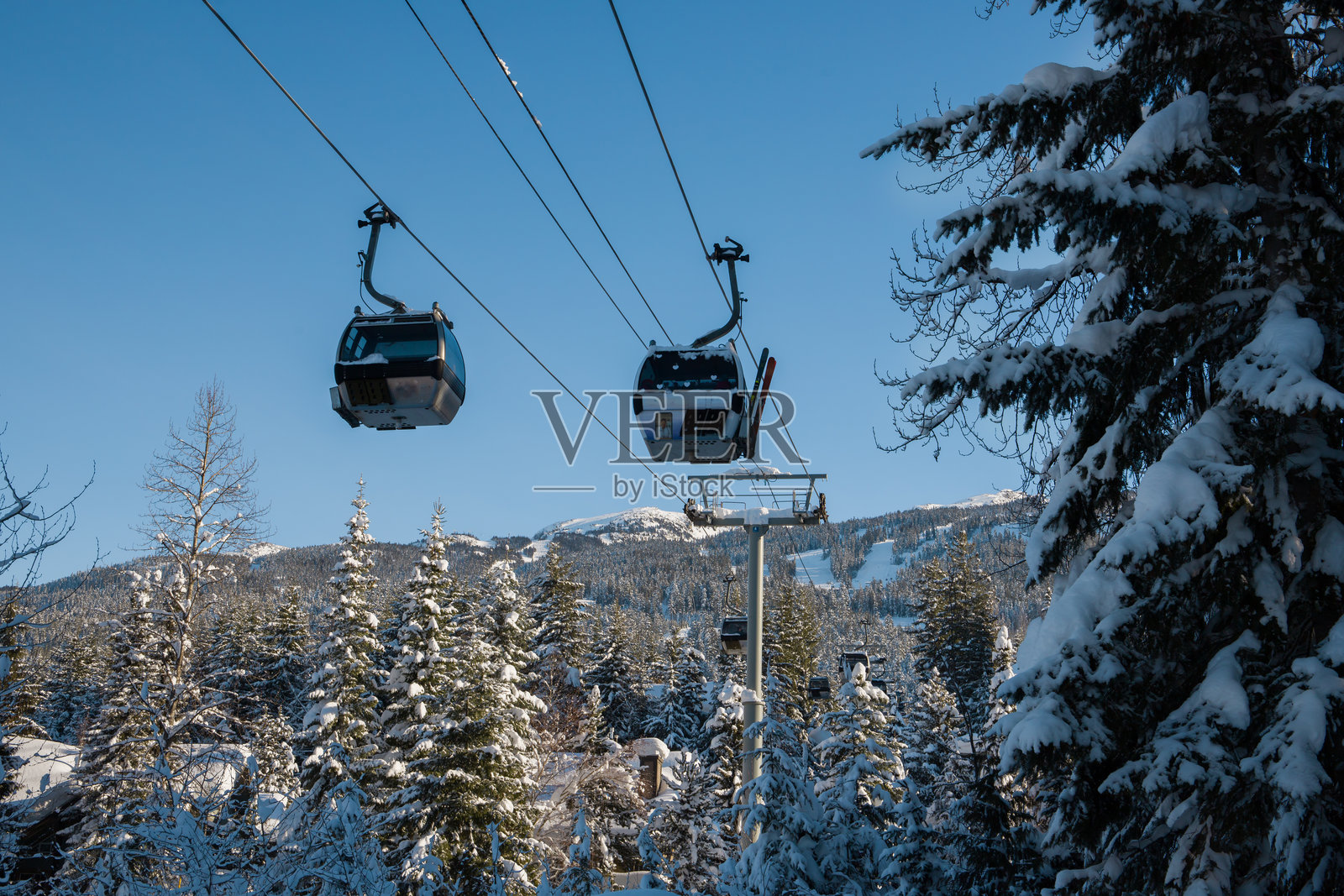 冬季森林中的缆车。山中的滑雪度假村缆 gondola。冬季的滑雪坡道。滑雪和单板滑雪的升降机。照片摄影图片