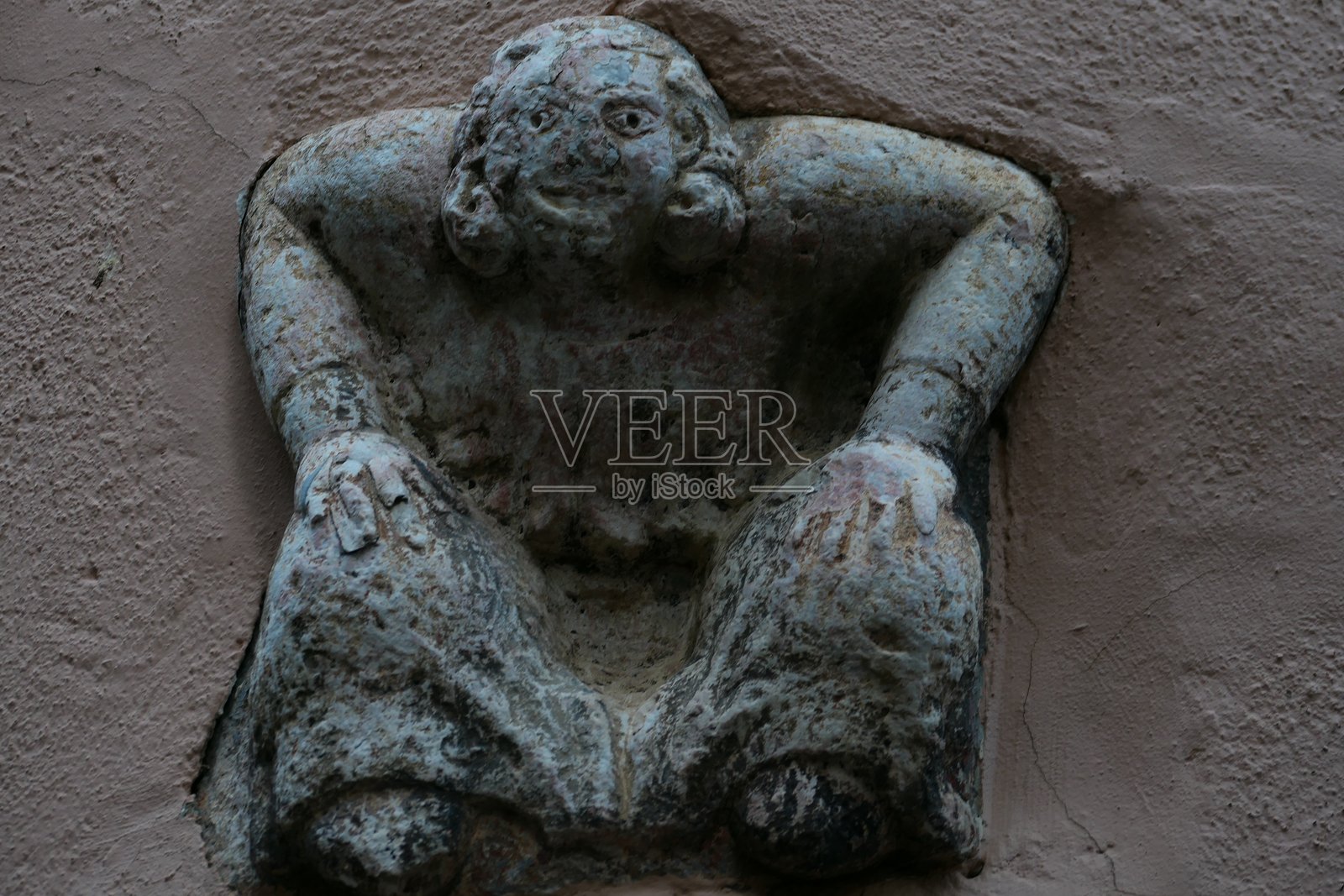 蹲伏的人物，伊尔-叙尔-特，东比利牛斯照片摄影图片