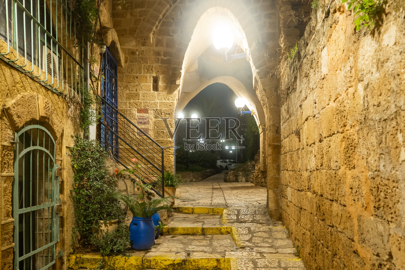 傍晚时分，旧雅法的迷人灯光街道照片摄影图片