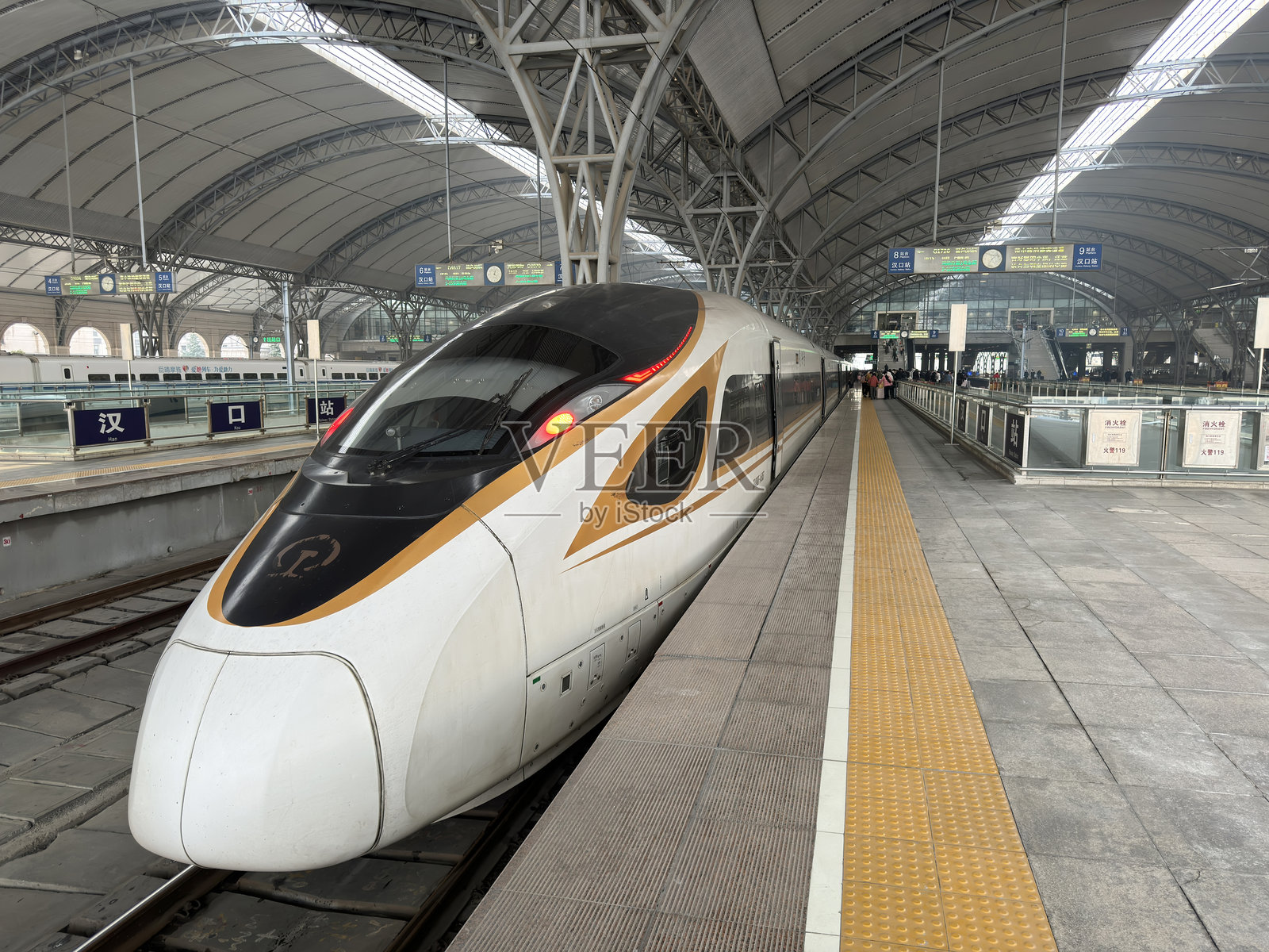 汉口火车站站台上的复兴号高速动车组列车机车照片摄影图片