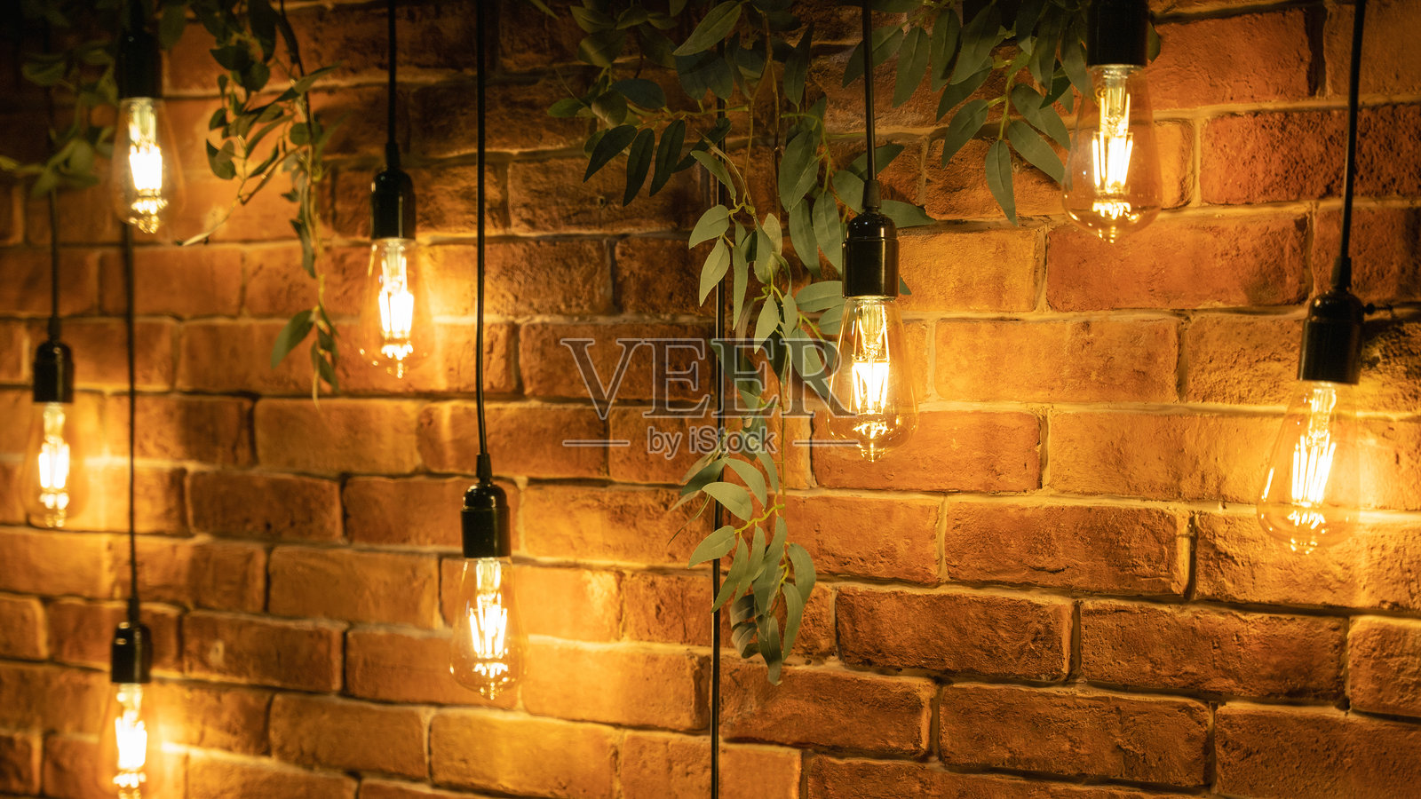 爱迪生风格的装饰性白炽灯泡，背景为砖墙照片摄影图片