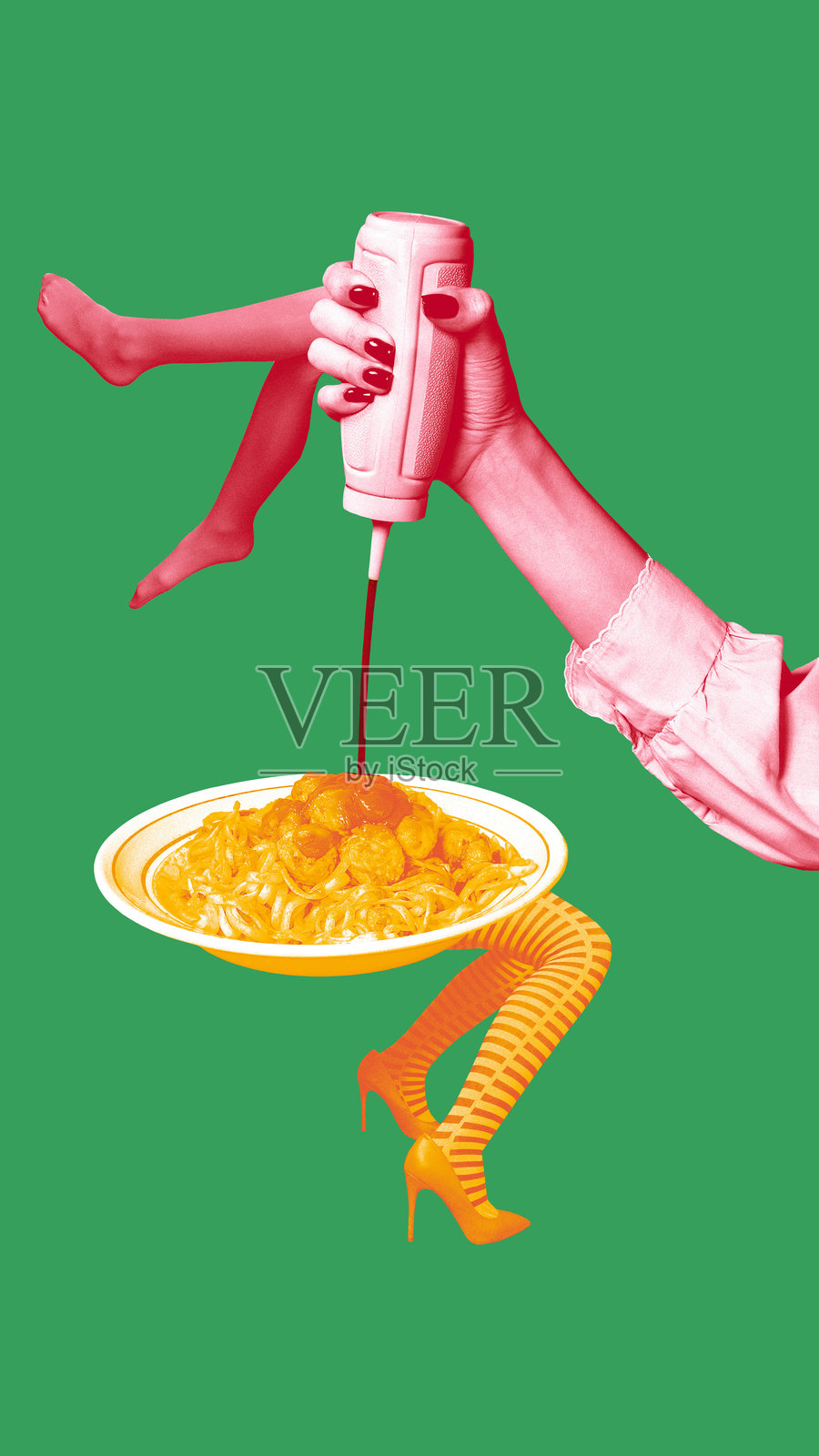 极简主义超现实艺术作品。一个有着人腿的意大利面盘子被一只巨大的手倒上酱汁，结合了超现实主义与团队合作。照片摄影图片