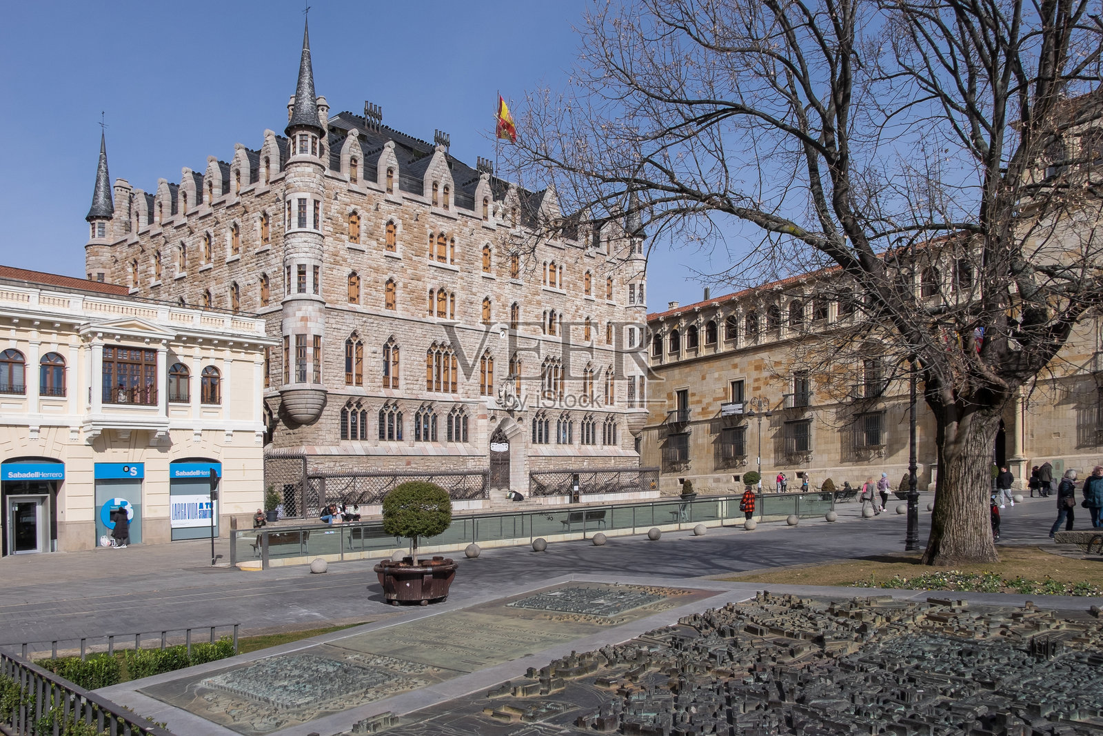 西班牙莱昂的圣马塞洛广场和高迪博物馆照片摄影图片
