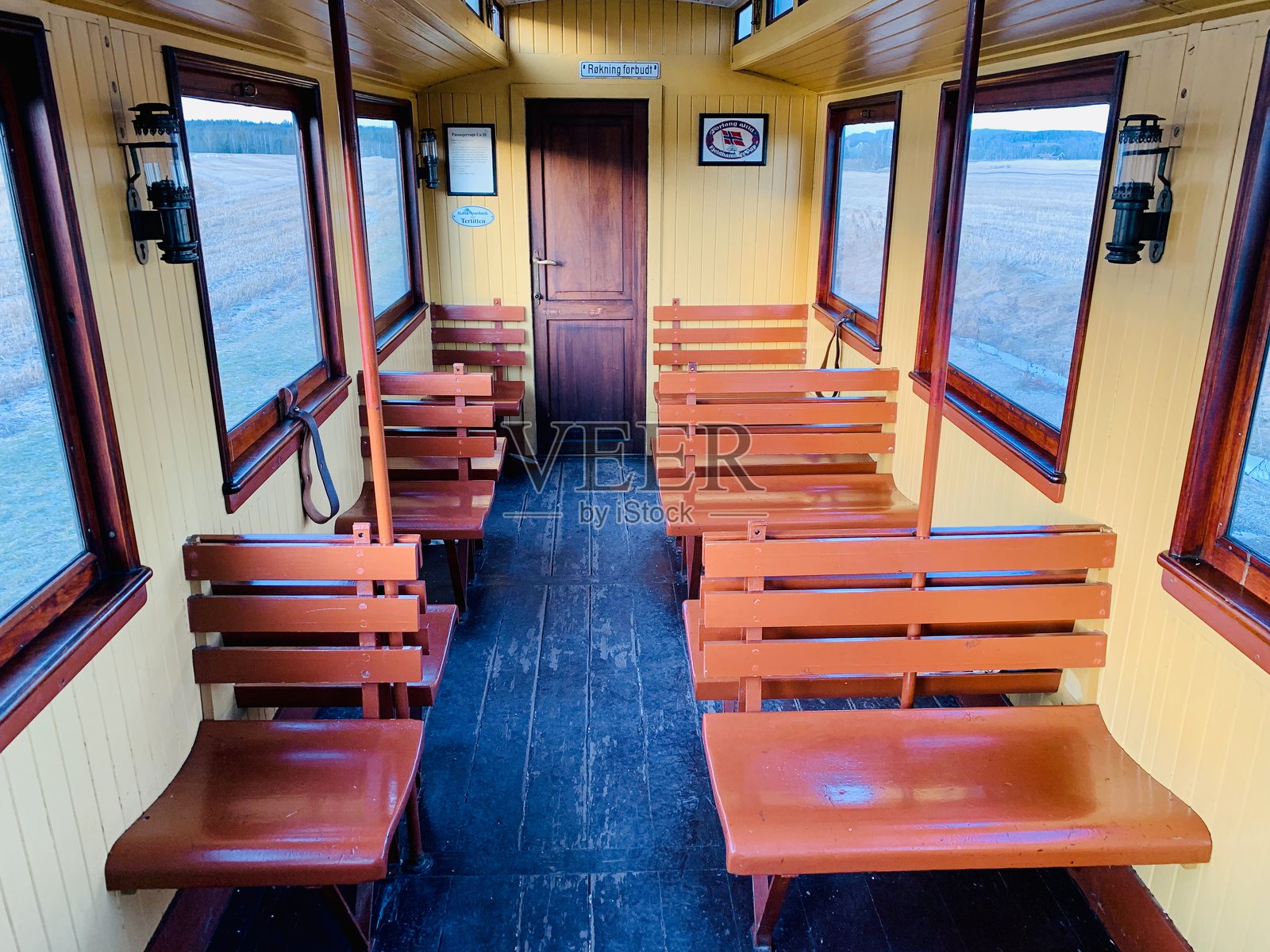 复古火车车厢的内部照片摄影图片