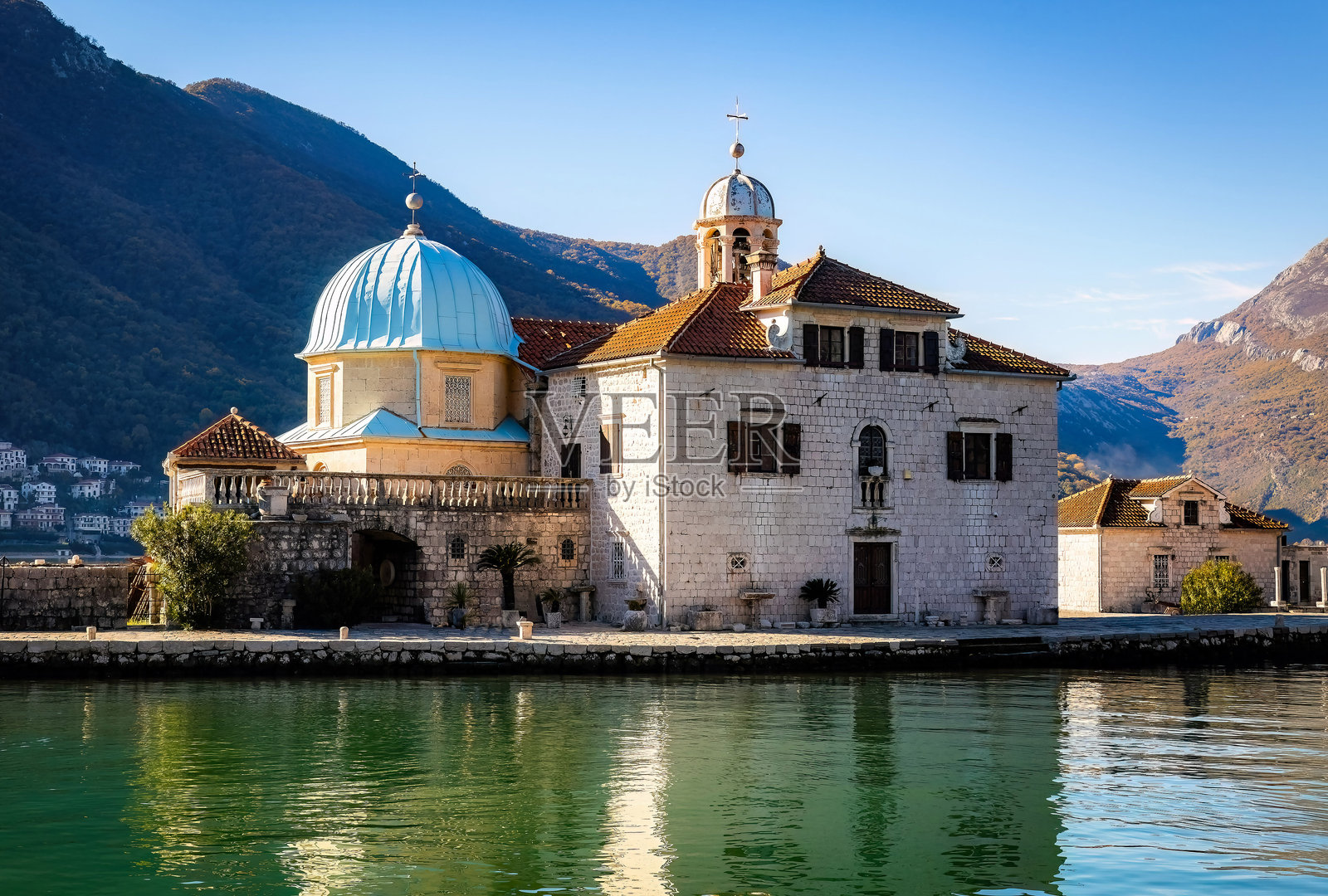 早晨阳光下的斯克尔皮耶拉圣母教堂美景照片摄影图片