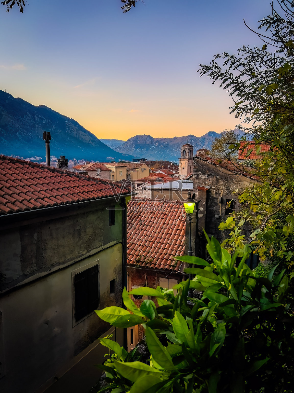 美丽的科托尔老城日落城市景观照片摄影图片