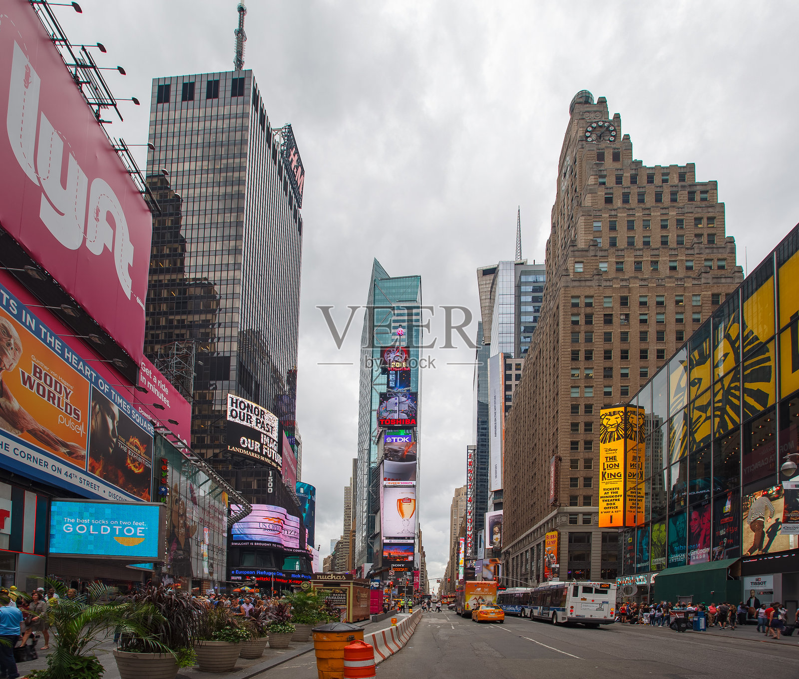 游客与纽约市中城时代广场的广告牌照片摄影图片